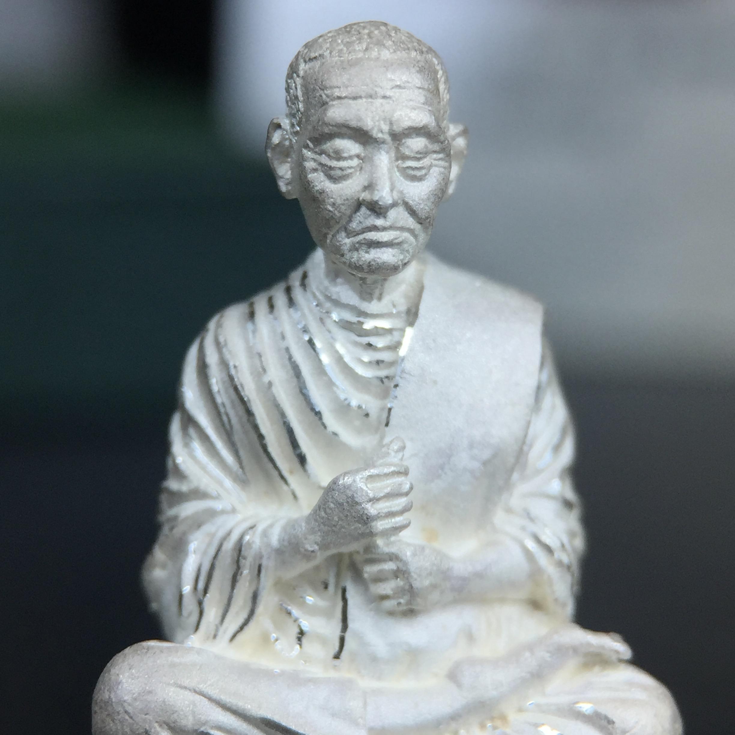 รูปเหมือนสมเด็จพระพุฒาจารย์ (โต พรหมรังสี)วัดใหม่อมตรส บางขุนพรหม ปี2540 รุ่นกาญจนาภิเษก จัดสร้างในวโรกาสที่รัชกาลที่ 9 ทรงครองสิริราชสมบัติ ครบ 50ปี ลอยองค์พิมพ์ใหญ่ เนื้อเงินบริสุทธิ์ 99.9% แบบทรายนวลขัดเงาบางส่วน พร้อมกล่องใบรับรองเดิมครบ