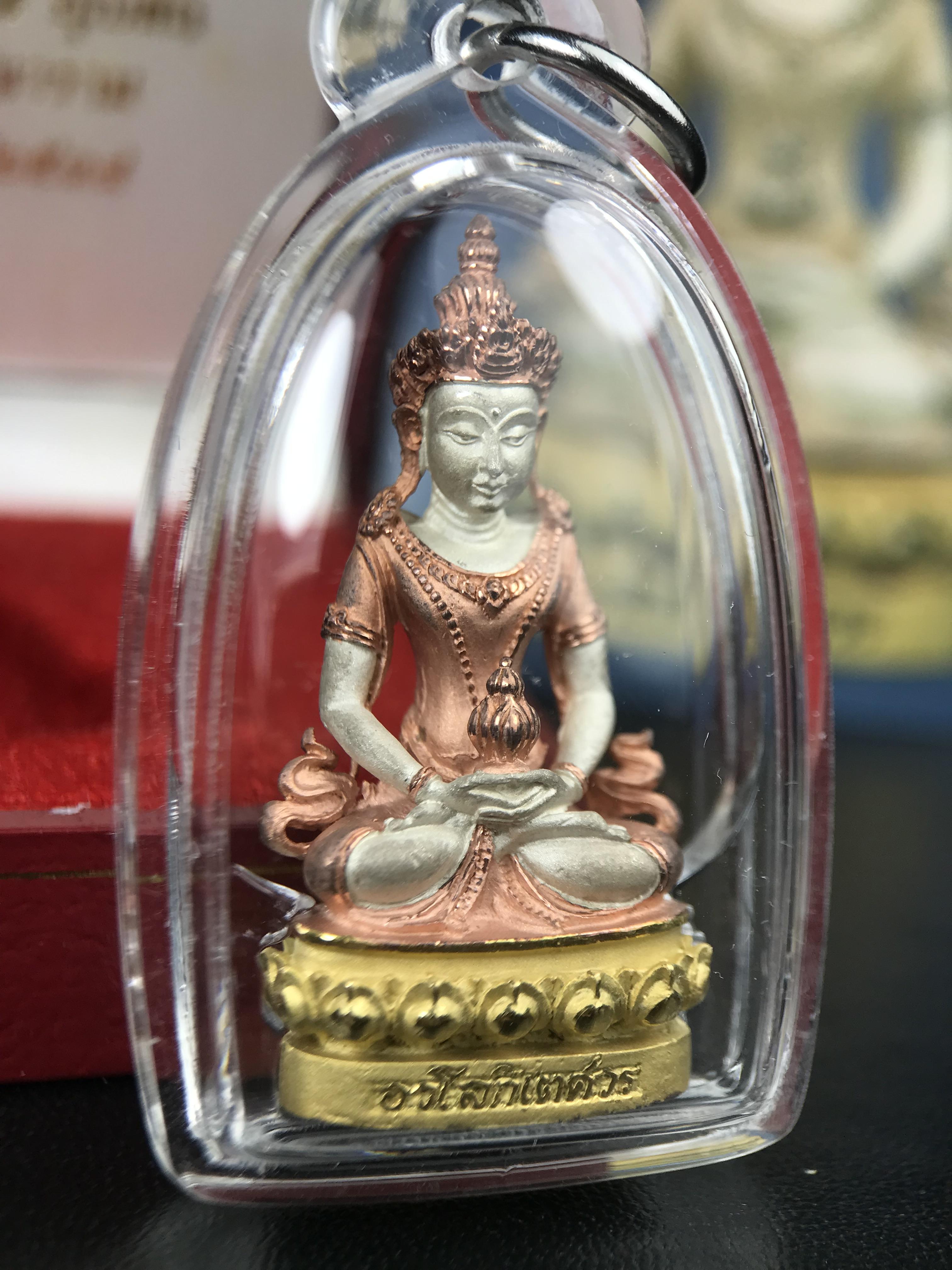 พระกริ่งอวโลกิเตศวร ( เจ้าแม่กวนอิม ) วัดโพธิ์แมนคุณาราม รุ่นอุดมโภคทรัพย์ พ.ศ.2539 เนื้อเงิน 3 กษัตริย์ พ่นทราย(ผิวเดิมสวย เลี่ยมกรอบกันน้ำพร้อมใช้บูชา) (พร้อมกล่องบรรจุการ์ดใบรับรองเดิมครบ) (อีกหนึ่งรุ่นยอดนิยม พุทธศิลป์สวยงดงาม)*ตอกโค๊ตและหมายเลข ๓๘๙๔*