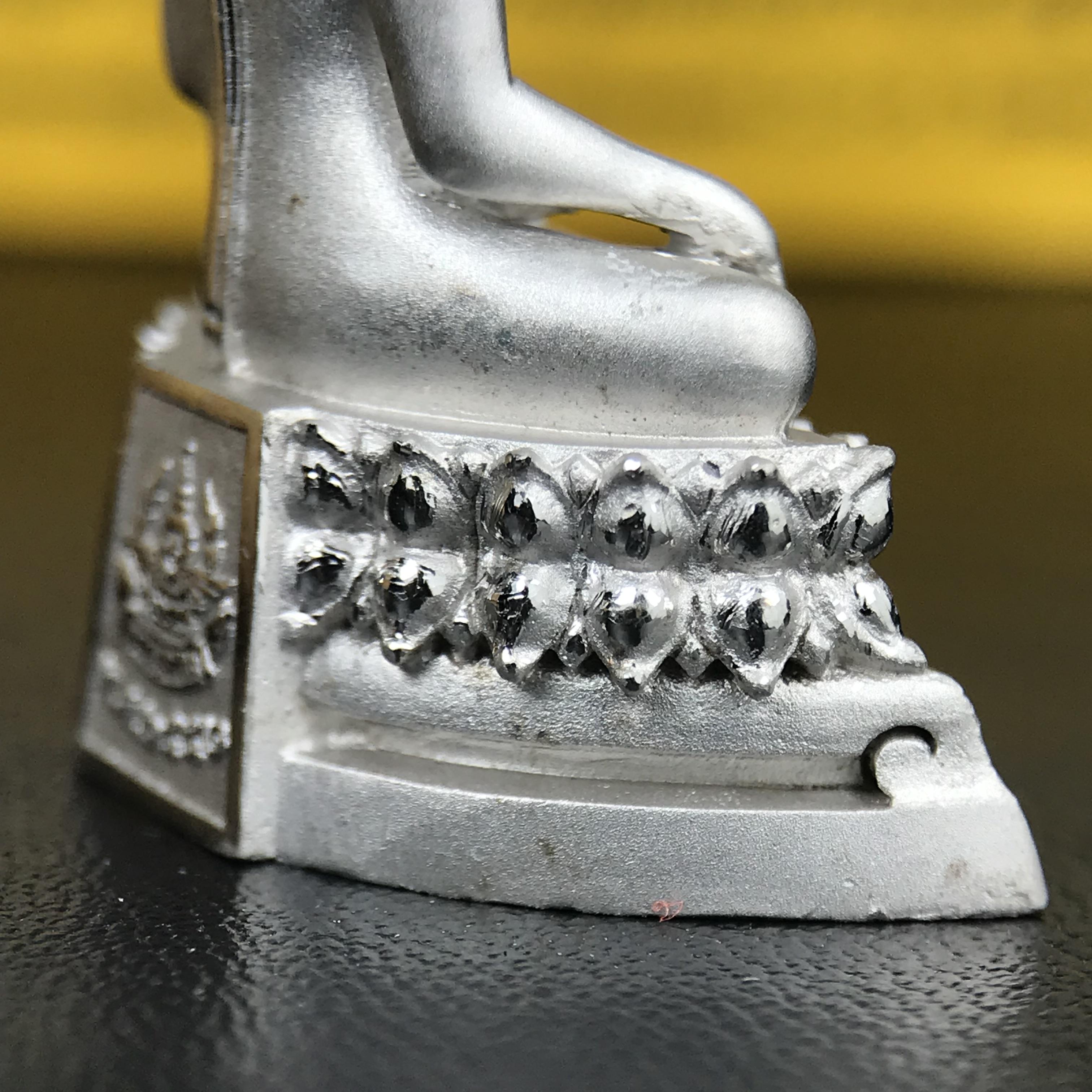 พระพุทธรูปคุ้มเกล้า ภปร.(ใต้ร่มพระบารมี คุ้มเกล้า) 60ปี โรงพยาบาลภูมิพลฯ พ.ศ.2552 เนื้อเงิน ชุบทองคำขาว(พิมพ์ใหญ่ขนาด 35.5*24 มม.)สภาพสวยเดิมพร้อมกล่องบรรจุเดิม ตอกโค๊ดหมายเลข ๘๒๒ หายาก(1ใน5000 องค์)