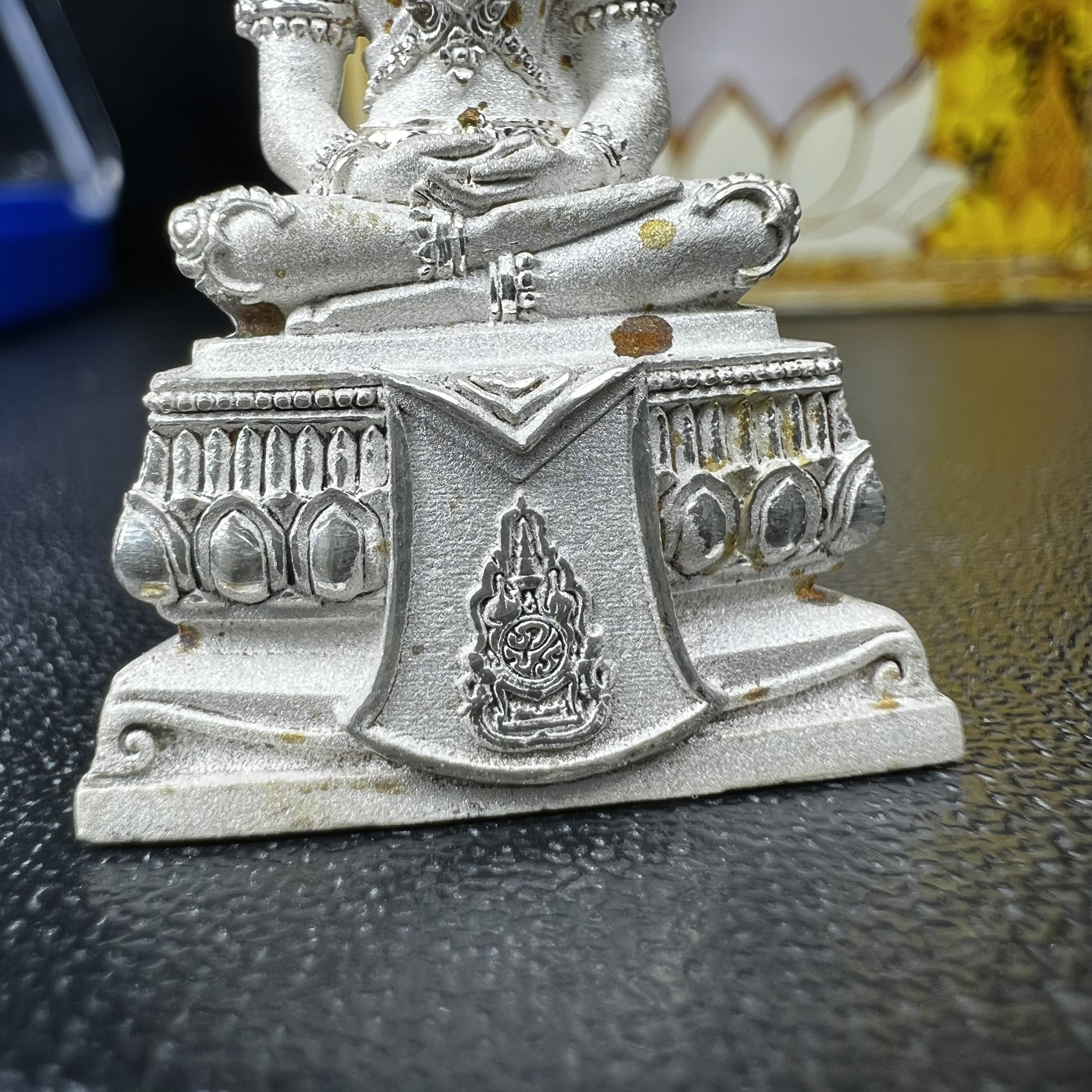 พระแก้วมรกต(จำลอง)ลอยองค์ ขนาดหน้าตัก 1/2 นิ้ว ทรงเครื่องฤดูร้อน เนื้อเงิน ตราสัญลักษณ์ฉลองสิริราชสมบัติ ครบ 60 ปี พ.ศ.2549(สภาพสวย ครบ สมบูรณ์))