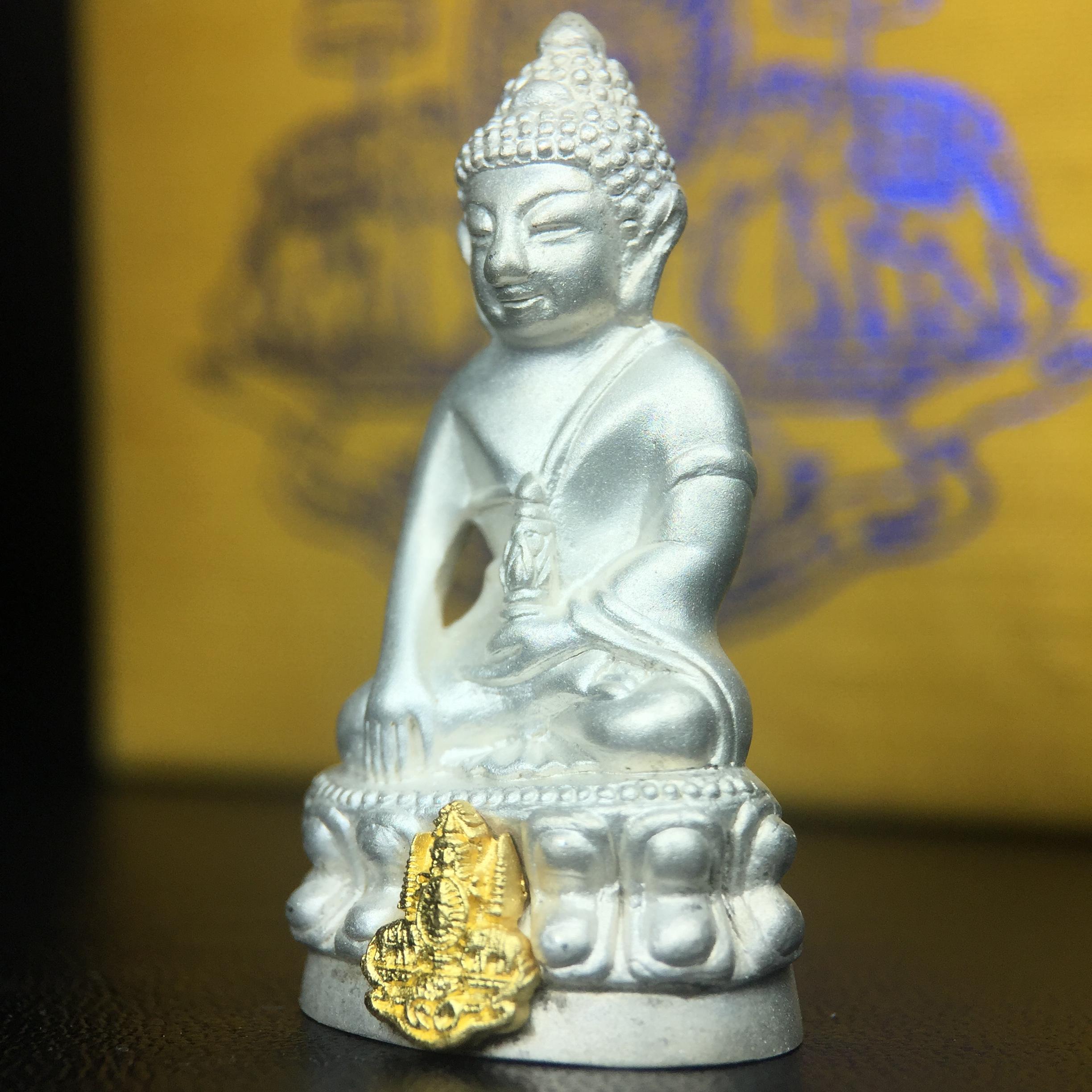 พระกริ่งสมเด็จญาณ วัดบวรนิเวศวิหาร เนื้อเงินบริสุทธิ์ 92.5% ตรากาญจนาภิเษกทองคำ(เนื้อทองคำแท้) พระราชทานแจกเมื่อ 3 ตุลาคม 2538 จัดสร้างในวโรกาส สมเด็จพระญาณสังวร สมเด็จพระสังฆราช ฉลองพระชนมายุครบ 82 พรรษา และฉลองครองราชสมบัติครบ 50 ปี รัชกาลที่ 9(หายาก)