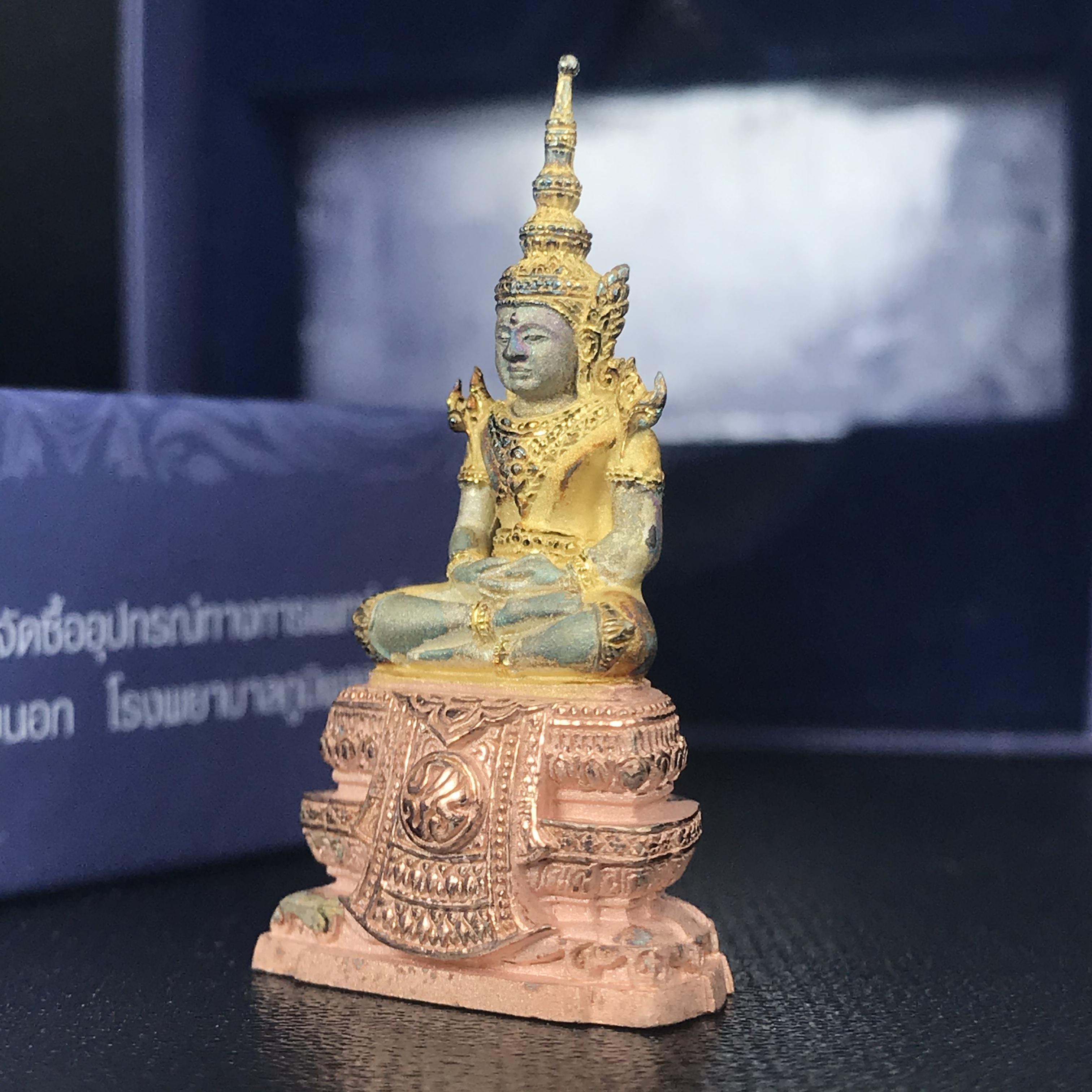 พระแก้วมรกต ภปร. ปี2547 จัดสร้างโดย รพ.ภูมิพลฯ เนื้อเงิน (3 กษัตริย์)ลอยองค์ หน้าตัก 1/2 นิ้ว (สภาพผิวเดิม ขึ้นสีรุ้งธรรมชาติ แบบนิยม) (1ใน3000องค์)