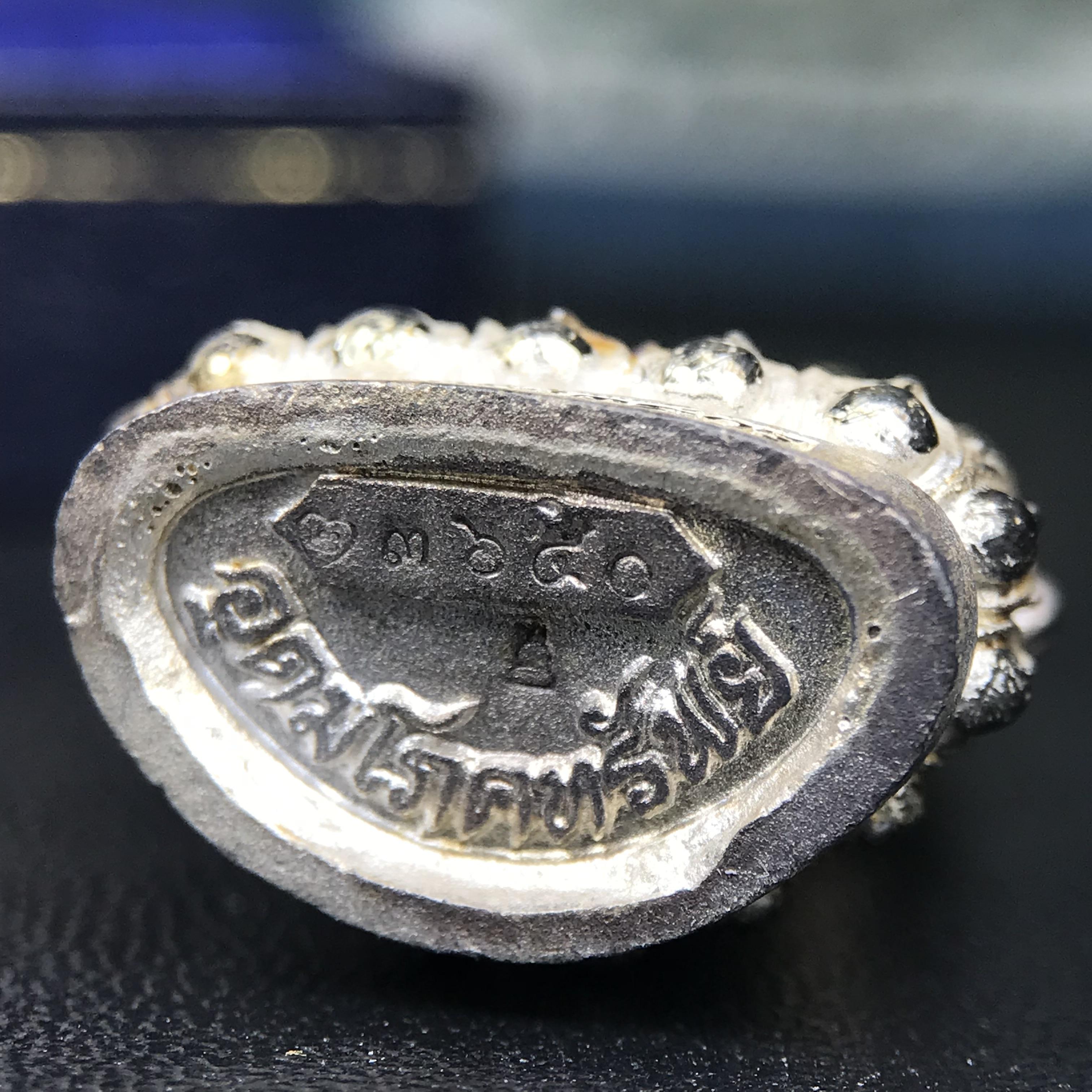 พระกริ่งอวโลกิเตศวร ( เจ้าแม่กวนอิม ) วัดโพธิ์แมนคุณาราม รุ่นอุดมโภคทรัพย์ พ.ศ.2539 เนื้อเงินพ่นทราย(ผิวเดิม ขึ้นสีรุ้งธรรมชาติ แบบนิยม เสน่ห์ของพระเนื้อเงิน) (พร้อมกล่องบรรจุการ์ดใบรับรองเดิมครบ)(อีกหนึ่งรุ่นยอดนิยม พุทธศิลป์สวยงดงาม)หายาก 1 ใน 5000 องค์