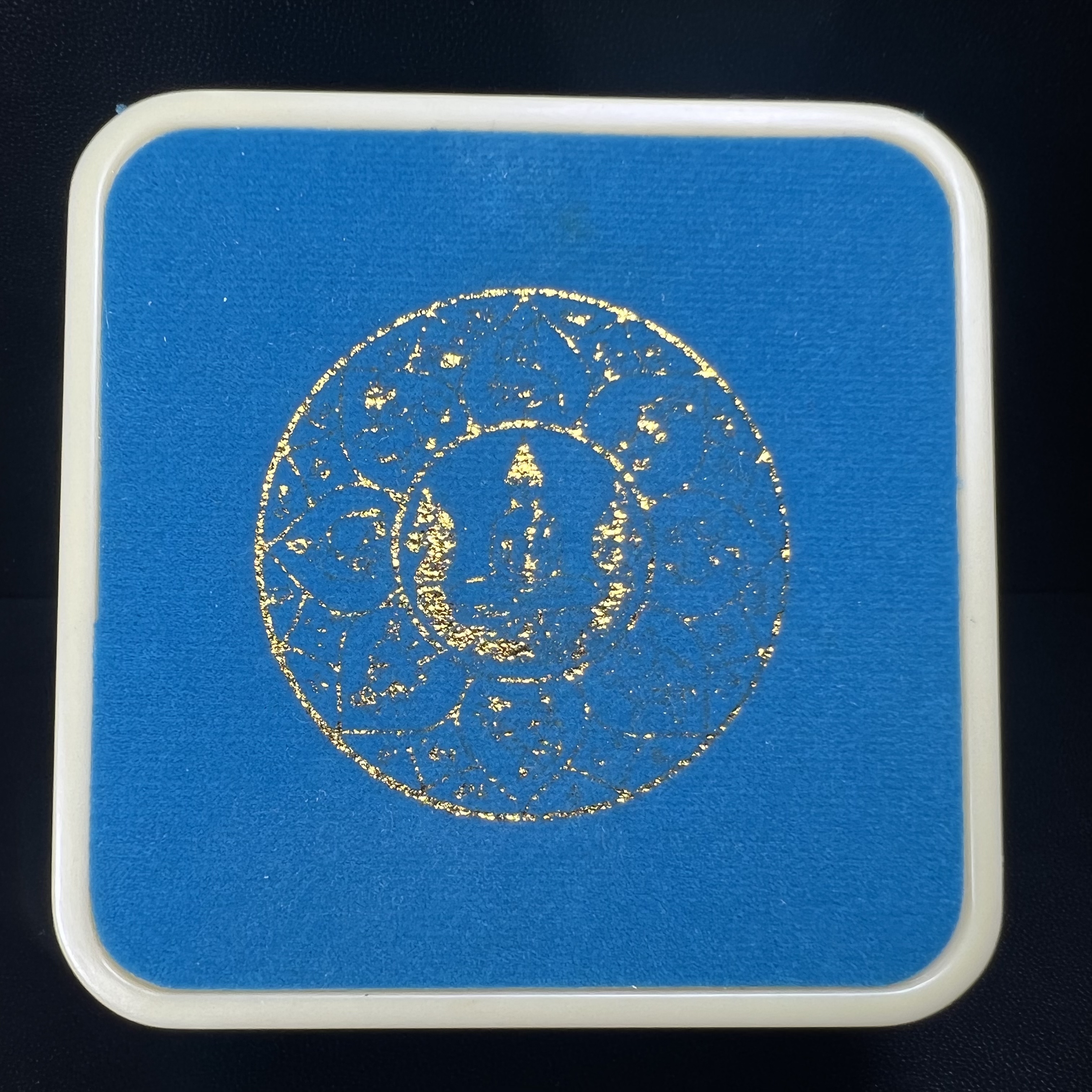 เหรียญหลวงพ่อโสธร รุ่นดวงชะตาคู่ชีวิต พิธีมหาจักรพรรดิตราธิราชครั้งยิ่งใหญ่ พิธีสวดนพเคราะห์เพื่อความเป็นสิริมงคล ปี 2547 ณ พระอุโบสถวัดโสธรวรารามวรวิหาร จ.ฉะเชิงเทรา เนื้อเงินลงยาราชาวดี ขนาด 3.2 ซม.พร้อมกล่องบรรจุเดิมสภาพสวยครบสมบูรณ์