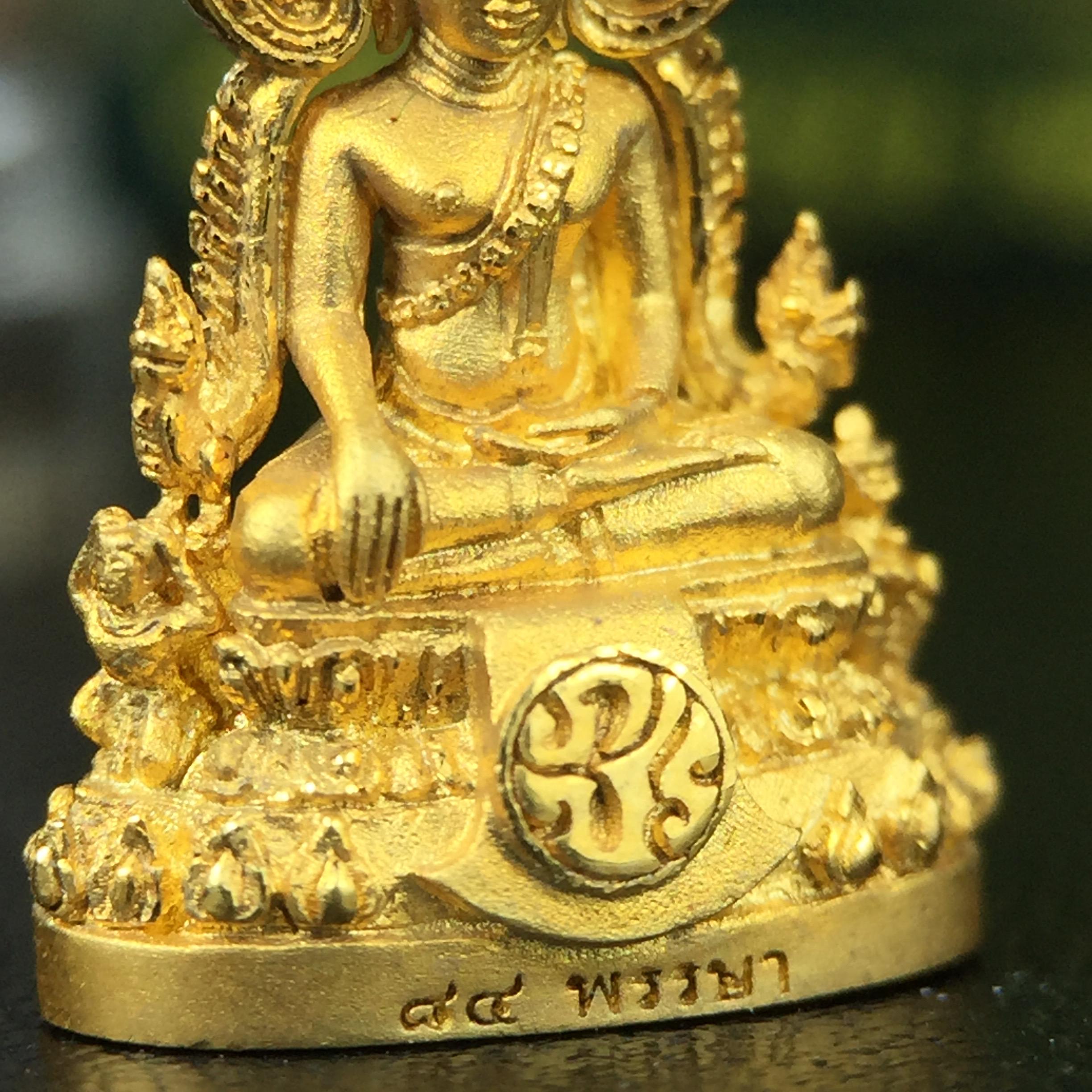 พระพุทธชินราช(จำลอง) ภปร. 84 พรรษา เนื้อทองคำ พิมพ์เล็กขนาดหน้าตัก 1/4 นิ้ว(พระราชทานมวลสาร จิตรลดาและเส้นพระเจ้า(เส้นผม)รัชกาลที่9)พุทธศิลป์ทรงคุณค่าอีกหนึ่งรุ่นยอดนิยม(1ใน1000องค์)