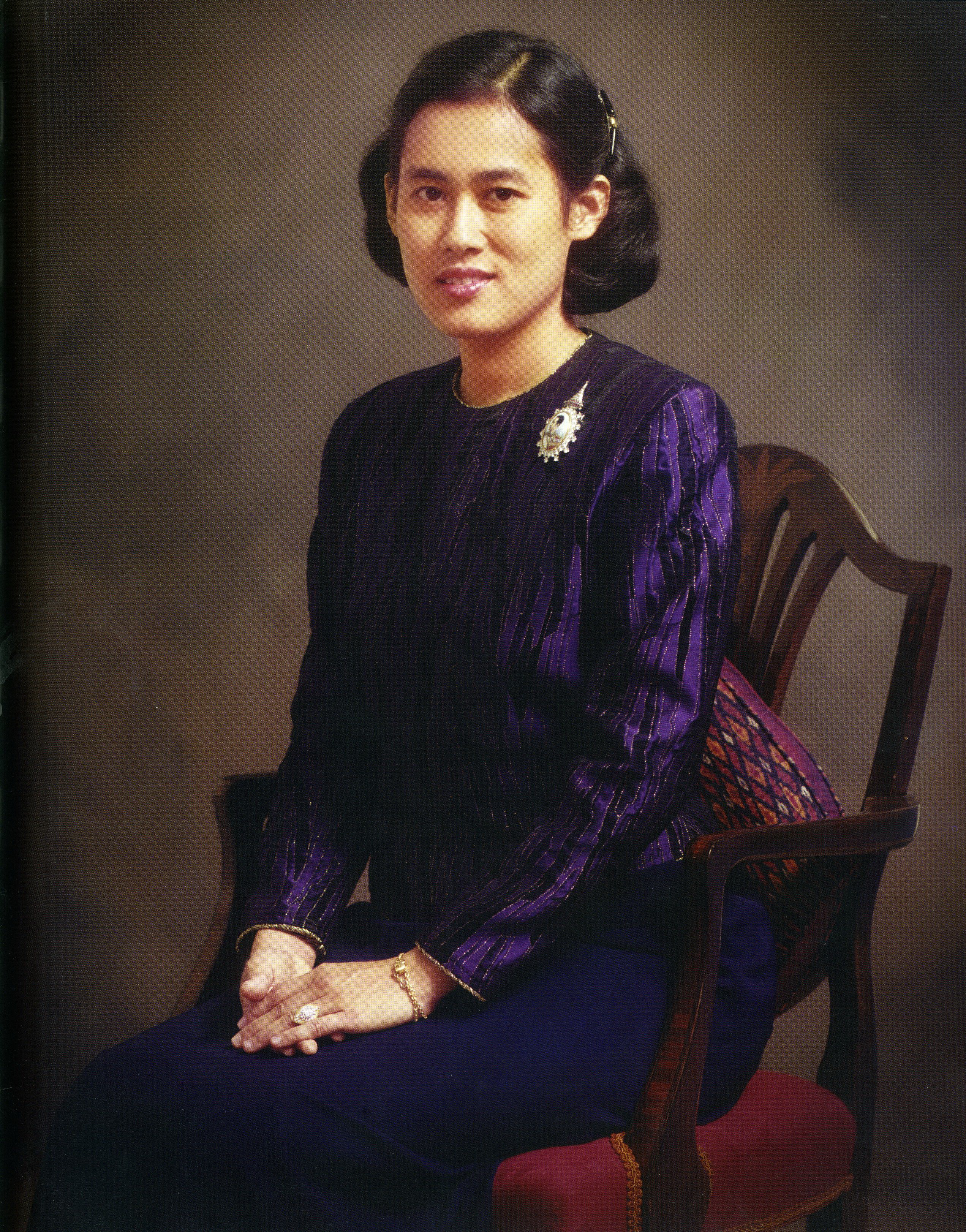พระเทพฯทรงนั่งเก้าอี้ (ใหญ่)