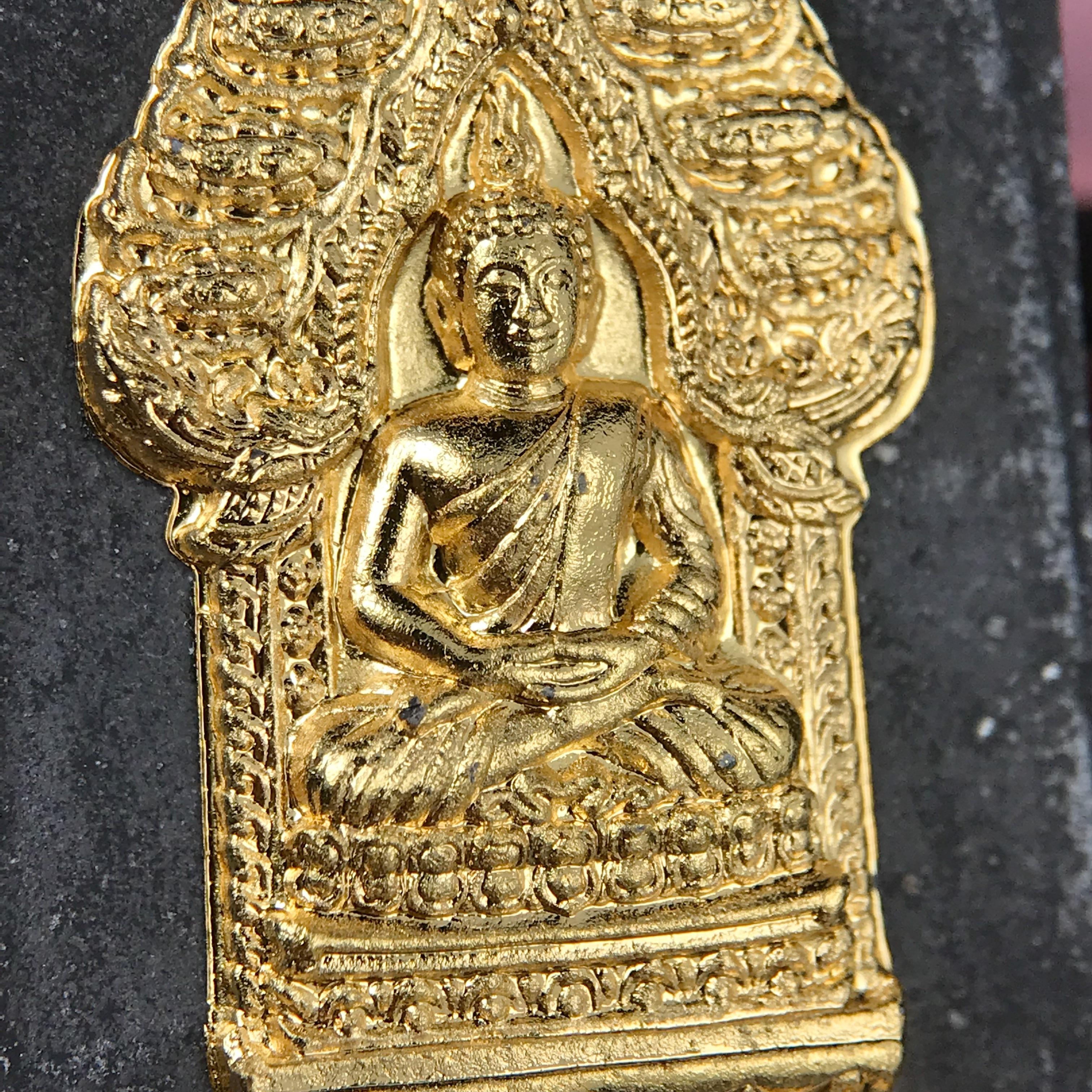 พระนิรันตรายสองกษัตริย์ มหาพุทธานุภาพแห่งแผ่นดิน ปี 2552 "พระผู้ปกป้องคุ้มครองจากภัยอันตรายทั้งปวง" พระผงพิมพ์สมเด็จหน้าปัดทอง สีดำด้านหลังฝังโลหะเงินชุบทอง เชิญอักษรพระปรมาภิไธยสองกษัตริย์(จปร.และ วปร.) พร้อมกล่องบรรจุเดิม องค์หมายเลข ๒๘๐