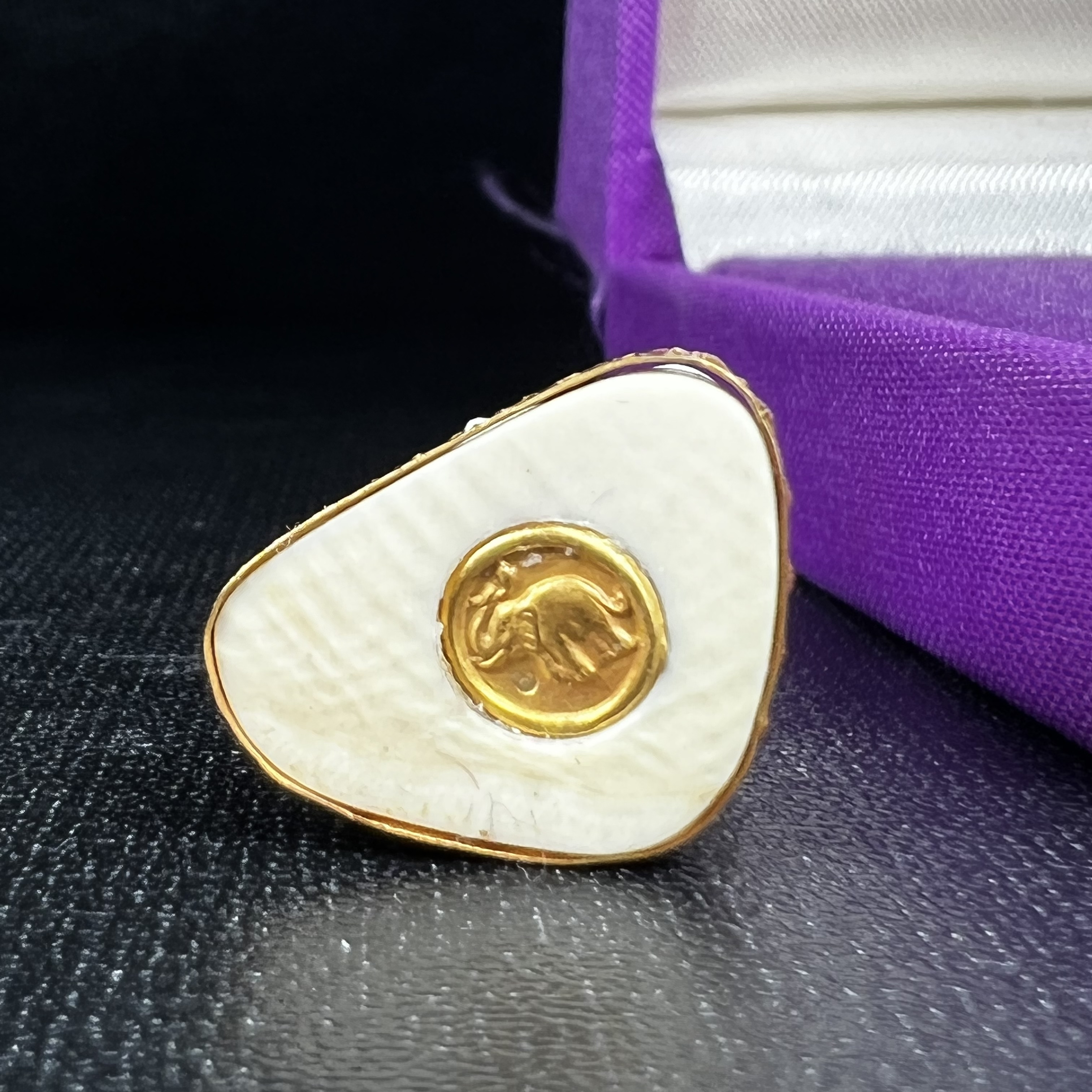 สมเด็จหลวงปู่ทวด รุ่นคชสารหมื่นปี (ศิลปาชีพ) วัดช้างให้ ปี2541(พิมพ์ลอยองค์ฐานทองคำโค๊ตทองคำ)นิยมหายาก