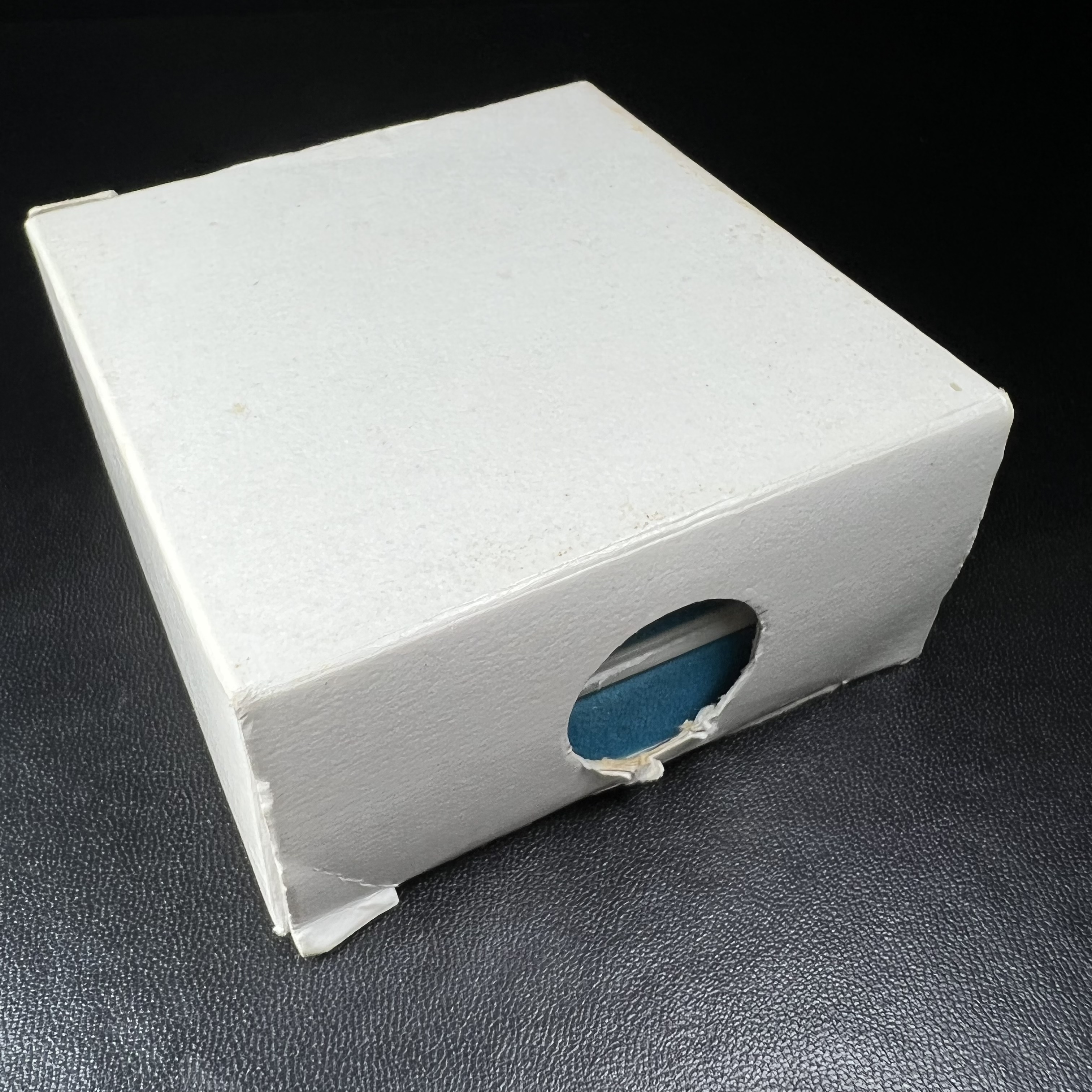 เหรียญหลวงพ่อโสธร รุ่นดวงชะตาคู่ชีวิต พิธีมหาจักรพรรดิตราธิราชครั้งยิ่งใหญ่ พิธีสวดนพเคราะห์เพื่อความเป็นสิริมงคล ปี 2547 ณ พระอุโบสถวัดโสธรวรารามวรวิหาร จ.ฉะเชิงเทรา เนื้อเงินลงยาราชาวดี ขนาด 3.2 ซม.พร้อมกล่องบรรจุเดิมสภาพสวยครบสมบูรณ์