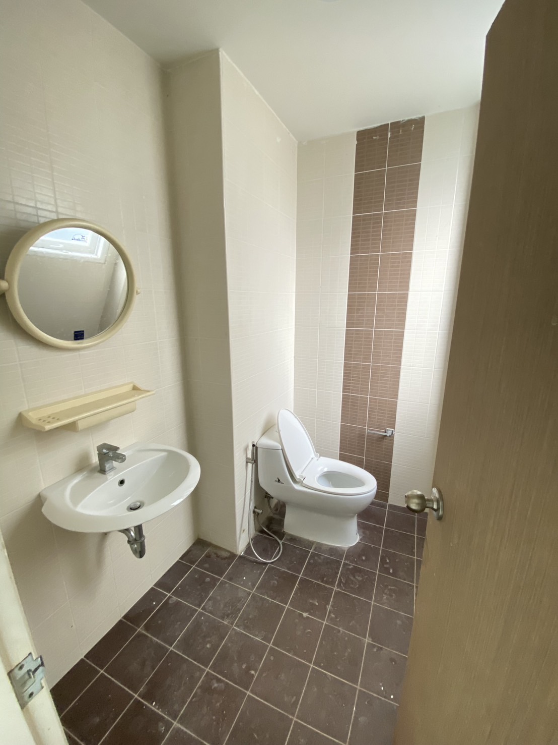 For Sales : Sea front, 2-Story commercial buildings, 3 Bedroom 6 Bathroom