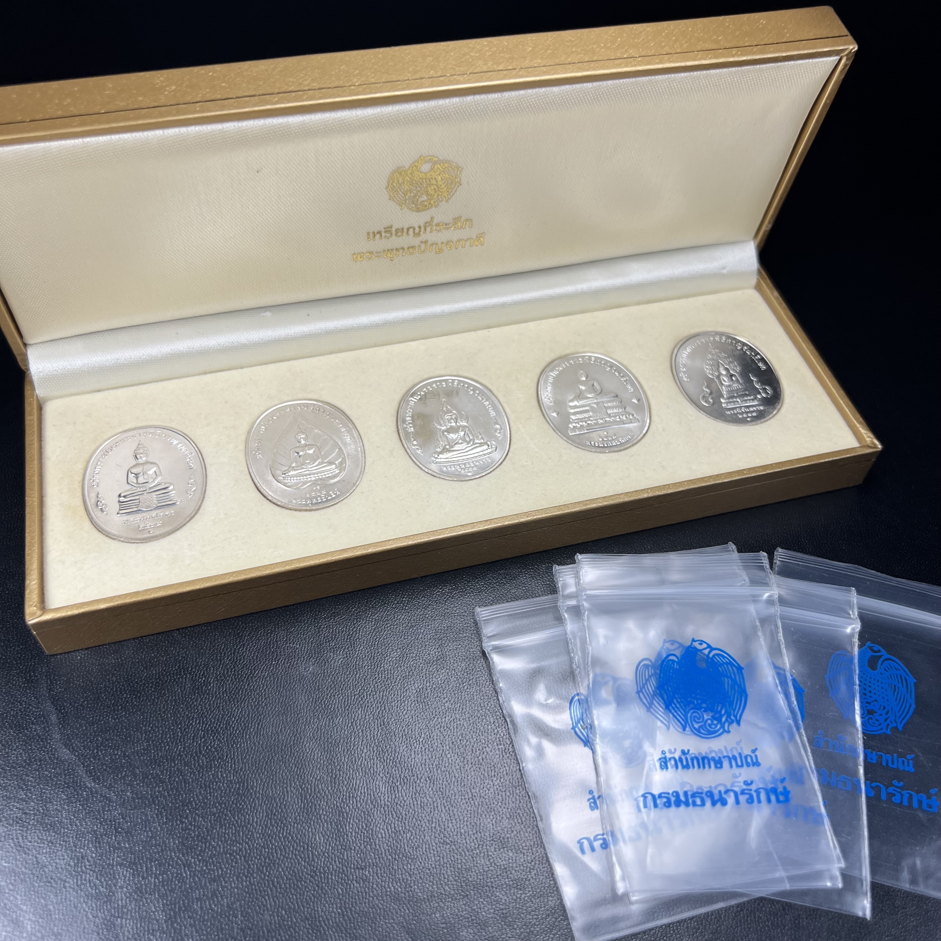 ชุดเหรียญพระพุทธปัญจภาคี ปี 2539 ครบชุด 5 เหรียญ พิมพ์ใหญ่ขนาดสูง 3 ซม. เนื้อเงิน โค๊ต ง.(เงิน) บล็อกกษาปณ์ พร้อมกล่องบรรจุซีนซองเดิมครบสภาพสวย เนื่องในมหามงคลวโรกาสที่ในหลวงรัชกาลที่ 9 ทรงครองสิริราชสมบัติครบ 50ปี พิธีใหญ่ ณ พระอุโบสถวัดพระแก้ว