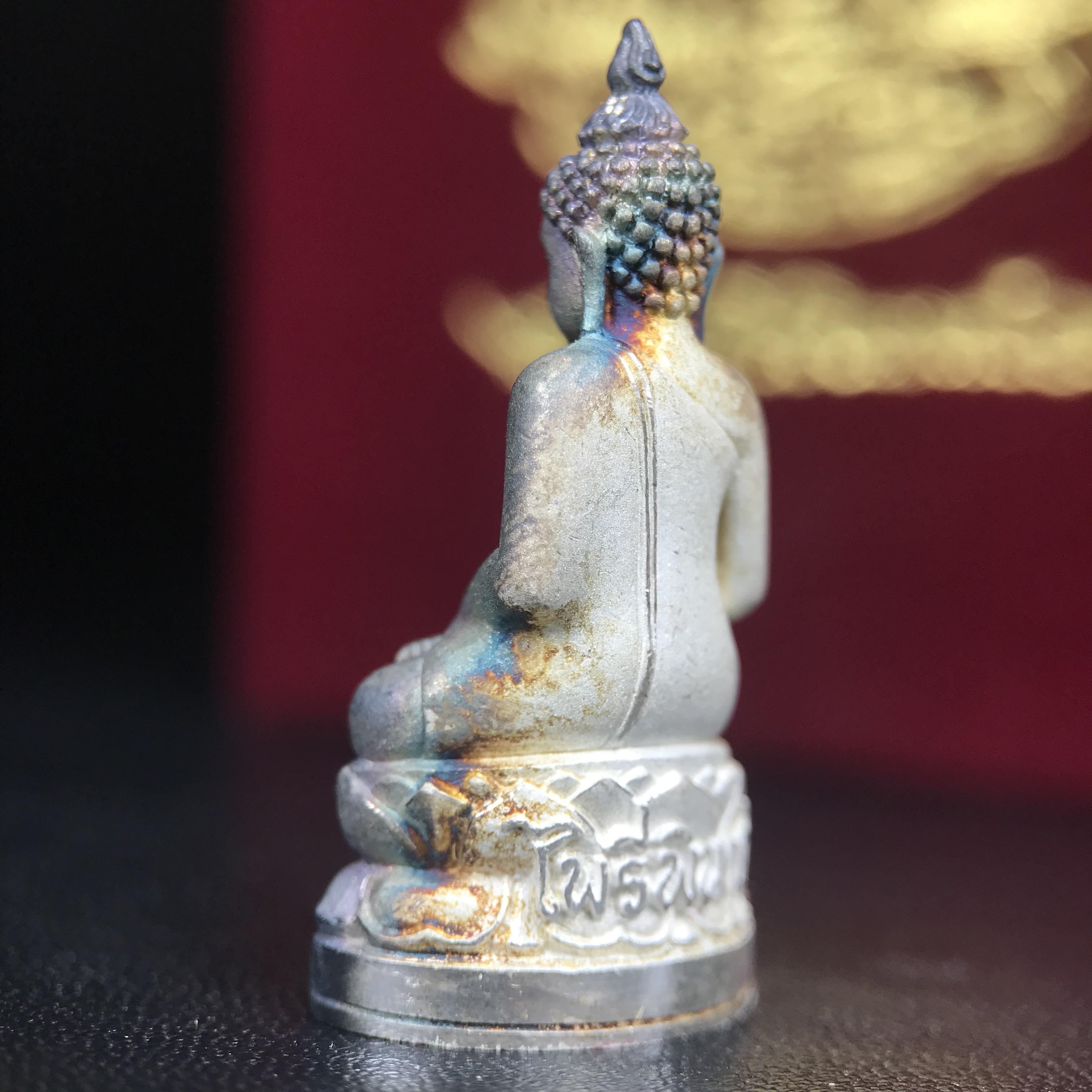 พระกริ่งไพรีพินาศ ตรากาญจนาภิเษก วัดบวรนิเวศวิหาร ที่ระลึกในหลวงรัชกาลที่9 ครองสิริราชสมบัติครบ 50ปี เนื้อเงิน(สภาพผิวเดิมขึ้นสีรุ้งธรรมชาติสวยแบบนิยม)(เสน่ห์พระเนื้อเงินสีสันที่ธรรมชาติสรรค์สร้าง)เข้มขลังทรงอานุภาพยิ่งใหญ่ กำราบศัตรูพ่ายสิ้น พระไพรีพินาศ