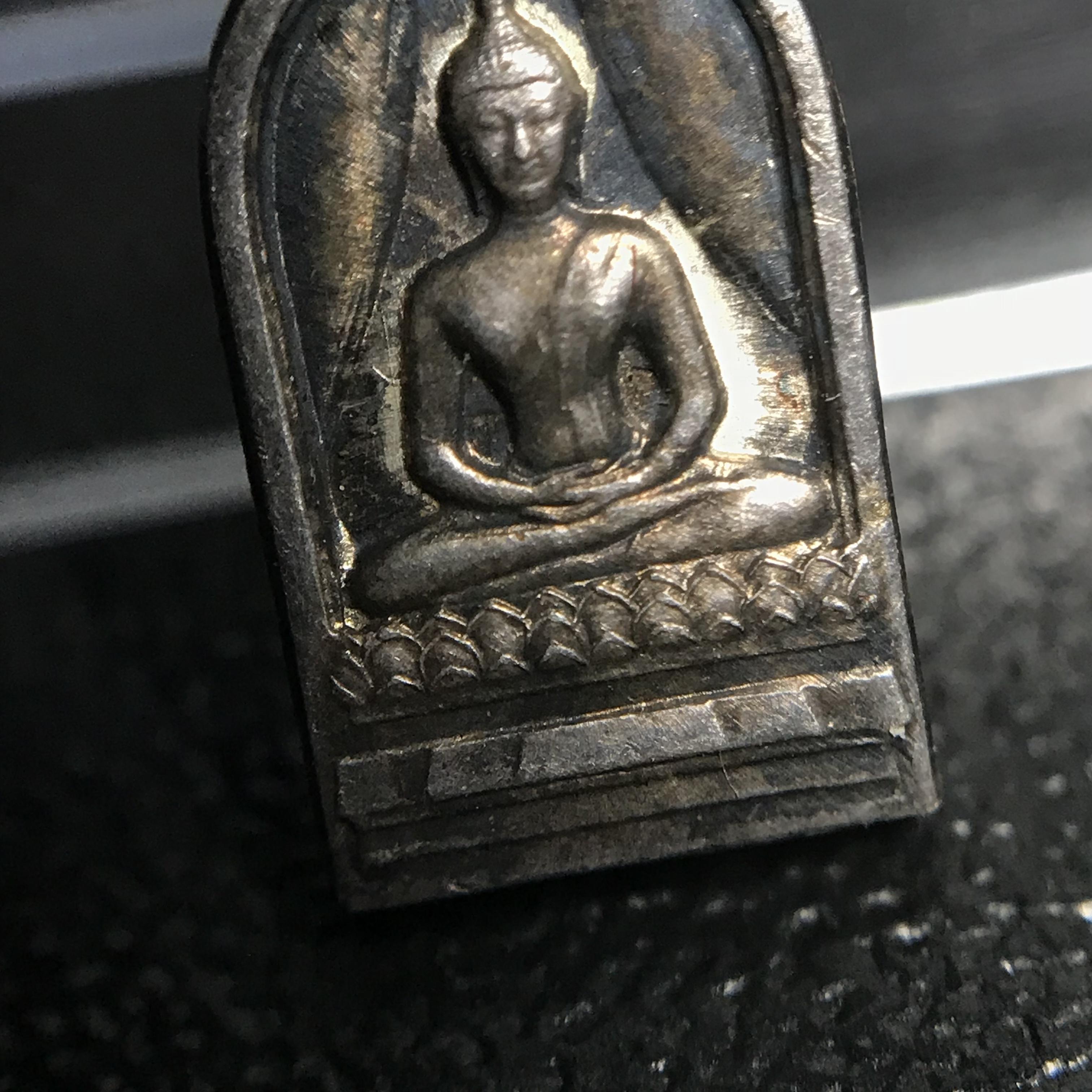 พระปรกใบมะขาม พระพุทธสิหิงค์ ภปร ธรรมศาสตร์ 50ปี เนื้อเงิน(ในหลวงรัชกาลที่9 เสด็จเททอง)(พระปรกใบมะขาม ภปร. รุ่นแรก)หายาก