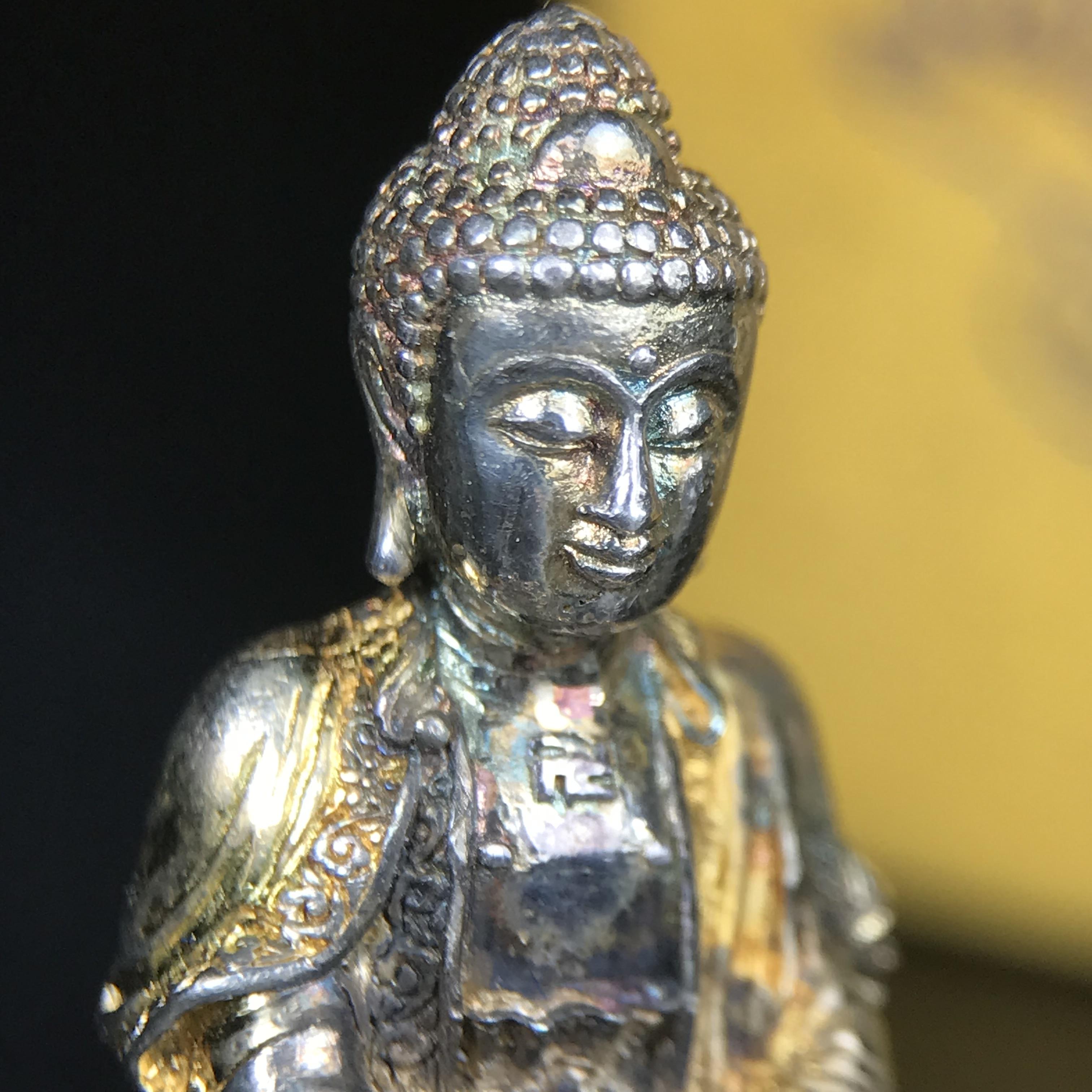 พระกริ่งจีน "ต้าเยิ่นถะ" ชุดกาญจนาภิเษกครองราชย์ 50 ปี วัดบวรนิเวศวิหาร ปี 2538 เนื้อเงินสามกษัตริย์ 99.99% สูง 3.8 ซม. (สภาพผิวสวยเดิมติดรุ้งๆ พิธีใหญ่ พุทธศิลป์งดงาม) สภาพสวยเดิมพร้อมกล่องบรรจุเดิม ***ตอกโค๊ดหมายเลข ๖๒๖๒***