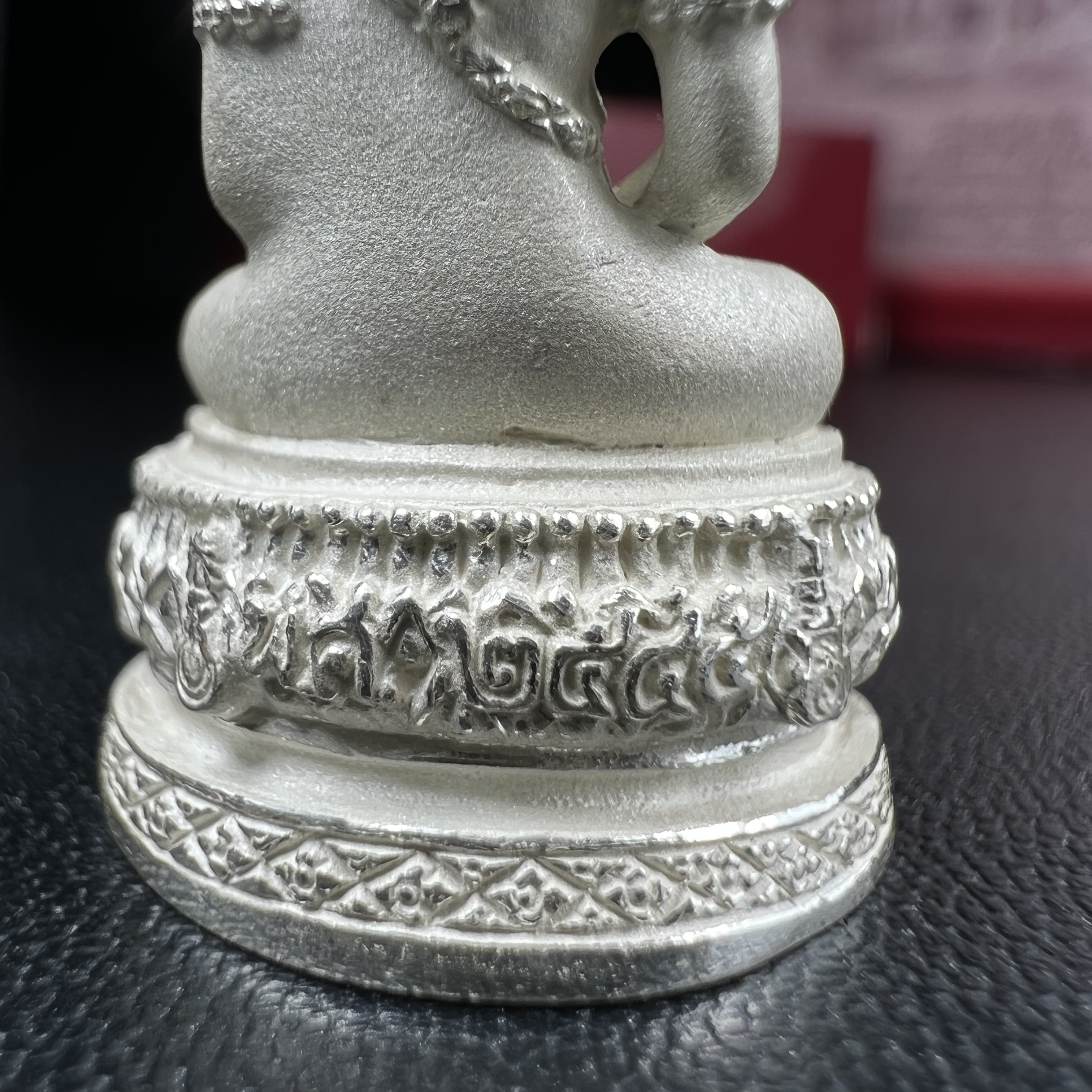 พระแก้วมรกต ภปร.(รุ่นแรก) ปี2545 รุ่นฉลองกรุงรัตนโกสินทร์ครบ 220 ปี พิมพ์ลอยองค์ใหญ่ เนื้อเงินบริสุทธิ์ 92.5% ขนาด 19*35 มม. พร้อมกล่องบรรจุดิม สวยครบสมบูรณ์