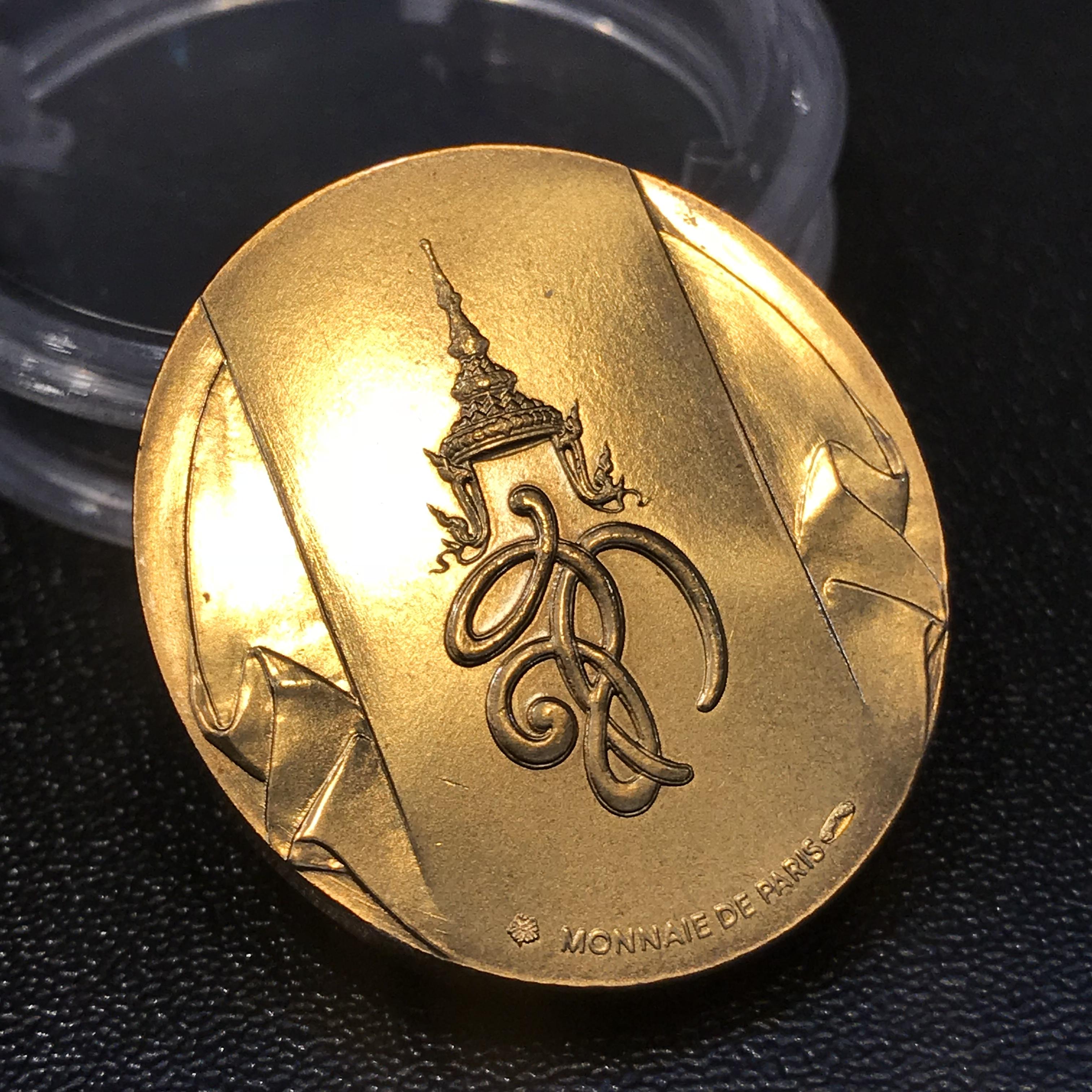 เหรียญหลวงพ่อทวด หลังพระนามาภิไธย สก. ปี2544 พิธีใหญ่ ผลิตโดยโรงกษาปณ์โมเน่ร์ เนื้อบรอนซ์(ทองแดง)สภาพสวยสมบูรณ์กล่องใบรับรองครบ