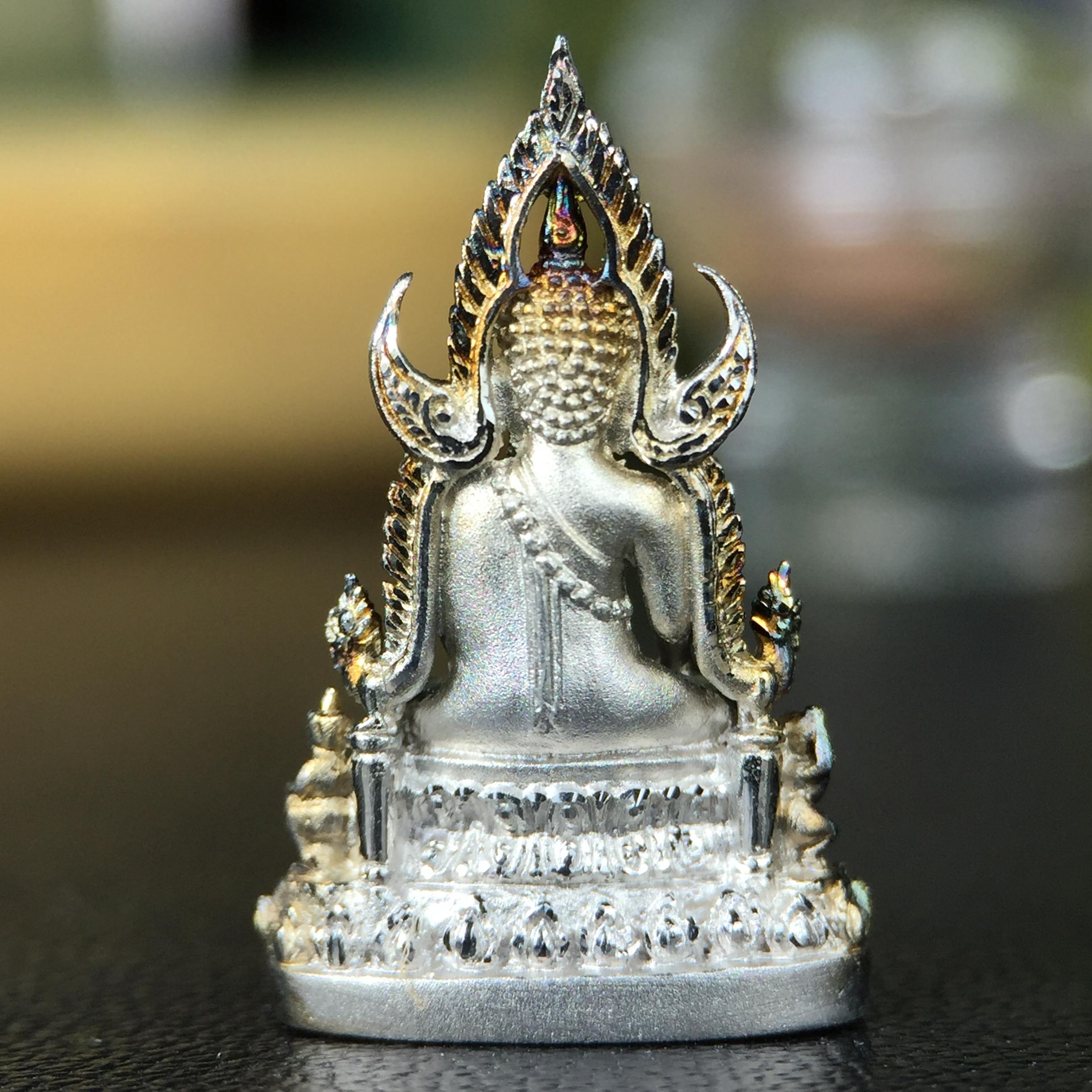 พระพุทธชินราช(จำลอง) ภปร. 84 พรรษา เนื้อเงินชุบทองคำขาว พิมพ์เล็กขนาดหน้าตัก 1/4 นิ้ว (สภาพผิวเดิมสวย ขึ้นสีรุ้งธรรมชาติ แบบนิยม)(พระราชทานมวลสาร จิตรลดาและเส้นพระเจ้า(เส้นผม))