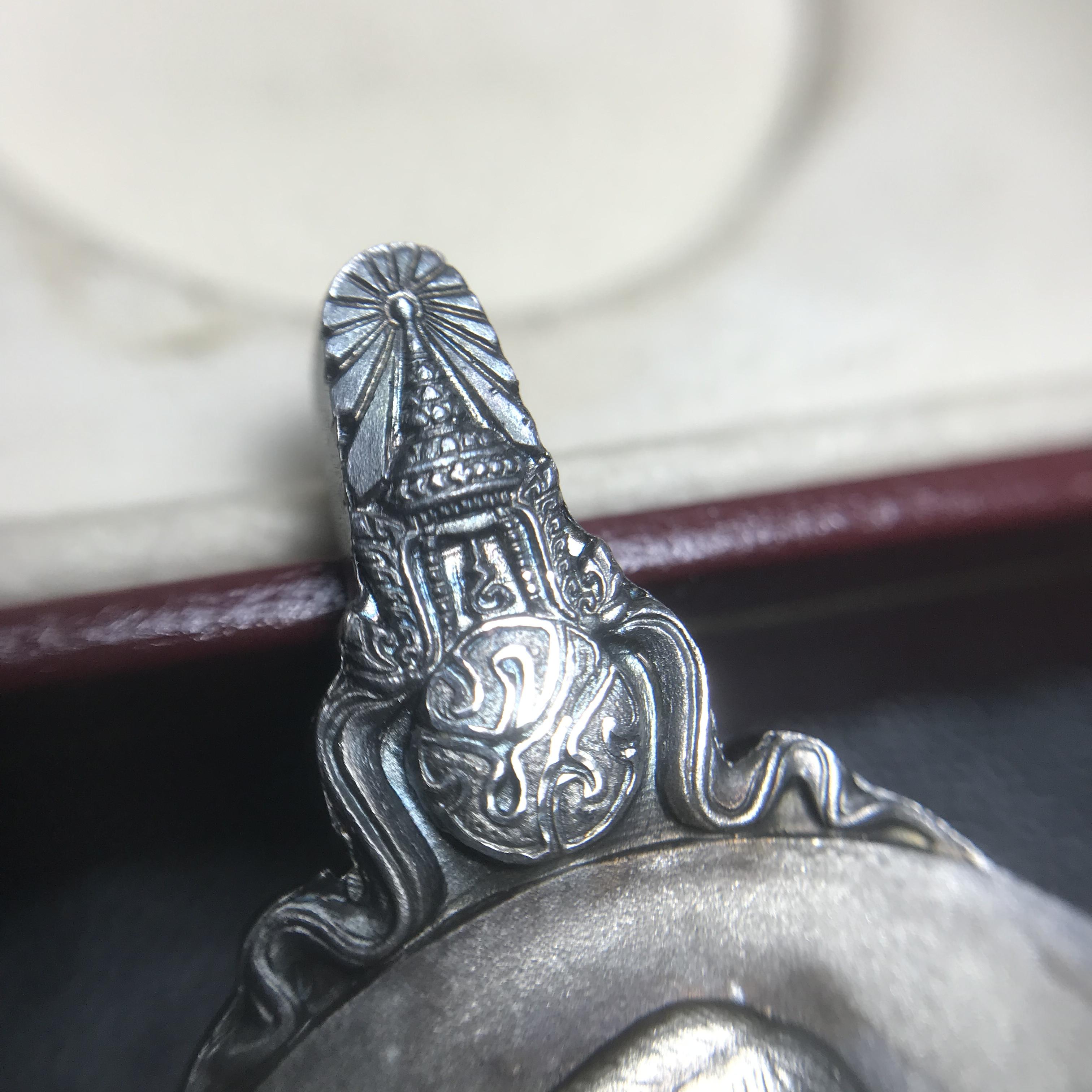 เหรียญพระมหาชนก ปี2539(รุ่นแรก) เนื้อเงิน พิมพ์ใหญ่บล็อกนิยมหายากสุดในรุ่น(วงเดือน คอจุด) ผิวเดิมสีรุ้งธรรมชาติแบบนิยม พร้อมหนังสือสภาพสวยครบชุด