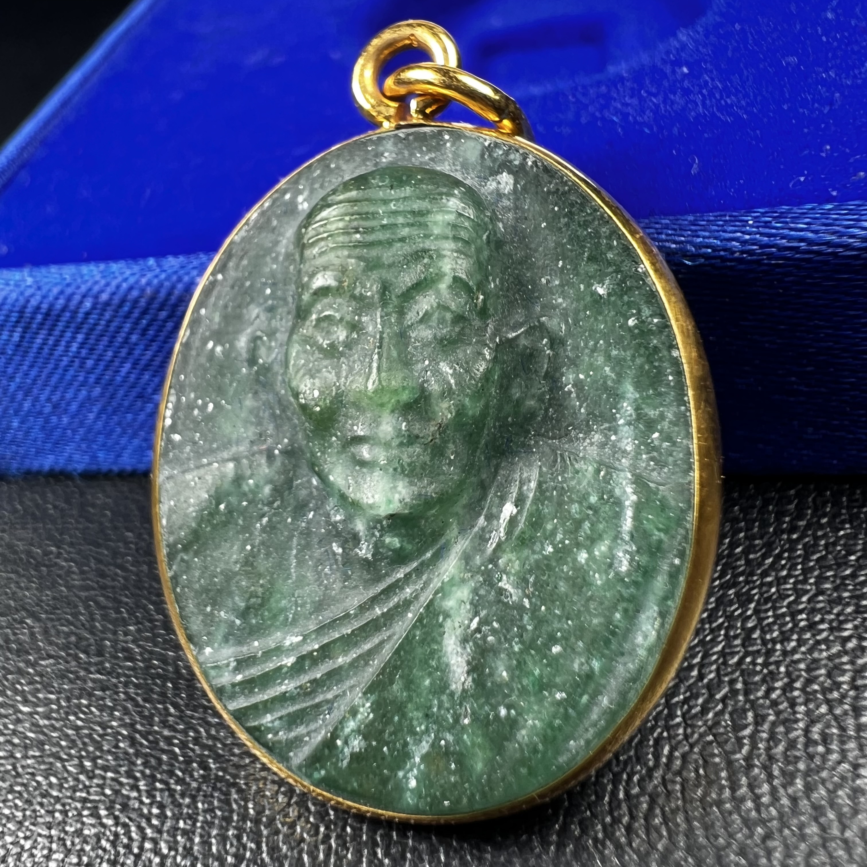 หลวงปู่ทวด วัดพะโคะ จ.สงขลา ปี 2543 เหรียญหยกรูปไข่(เลี่ยมทองคำ) ขนาด 2.2 x 2.5 ซม. ด้านหลังแผ่นโค๊ตทองคำ สร้างโดยสมาคมชาวเพชรบุรี “สมเด็จเจ้าพะโคะหลวงปู่ทวดเหยียบน้ำทะเลจืด” ครั้งแรกแห่งประวัติศาสตร์(สวยงามเป็นของล้ำค่าหายากมาก)สภาพสวยสมบูรณ์