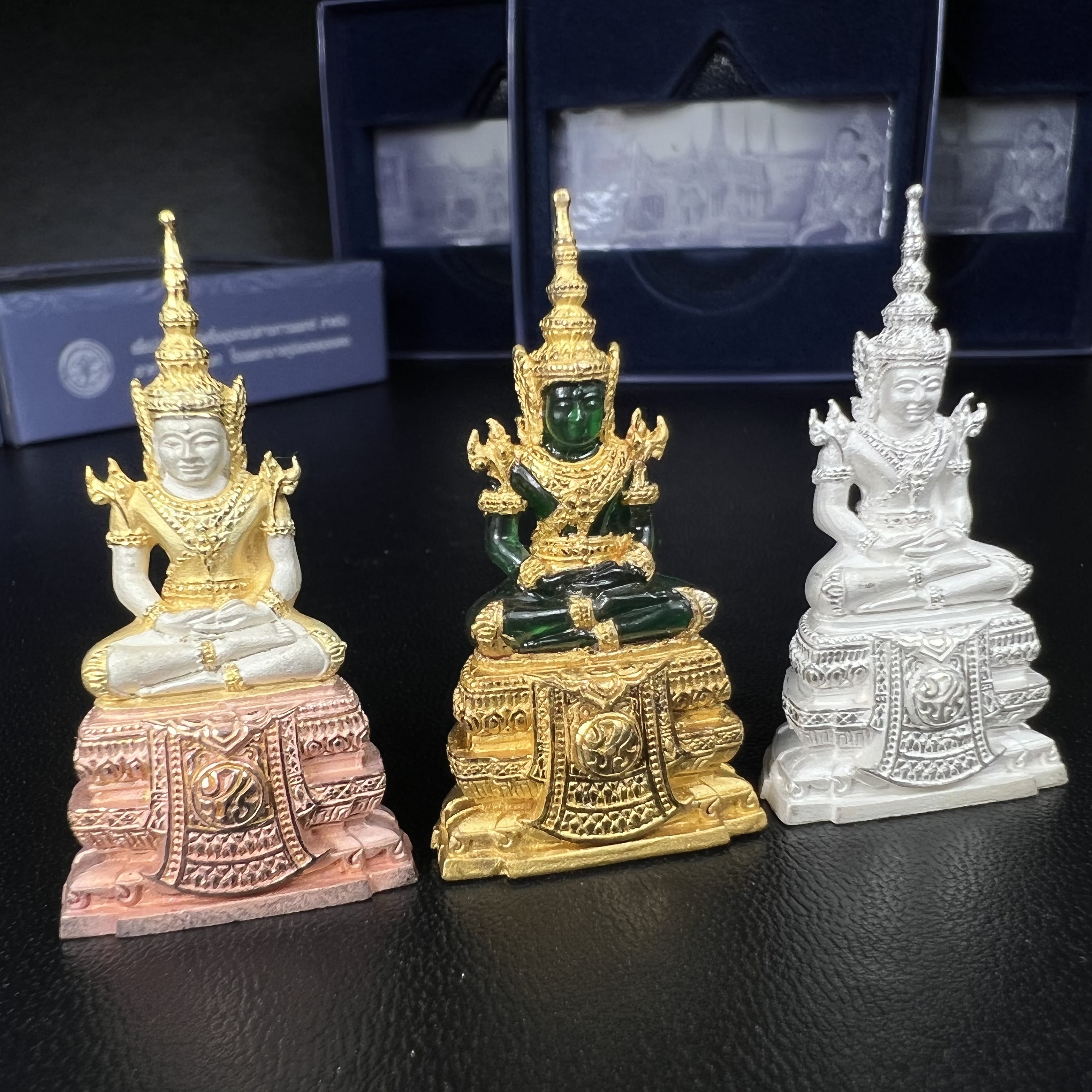 พระแก้วมรกต ภปร. จัดสร้างโดย รพ.ภูมิพลฯ ปี2547 ลอยองค์ขนาดหน้าตัก 1/2 นิ้ว (เนื้อเรซิ่นหุ้มทองคำ99.99%+เนื้อเงิน+เนื้อเงินสามกษัตริย์)(1ชุด 3 องค์)งดงามทรงคุณค่าอีกหนึ่งรุ่นยอดนิยม หายาก