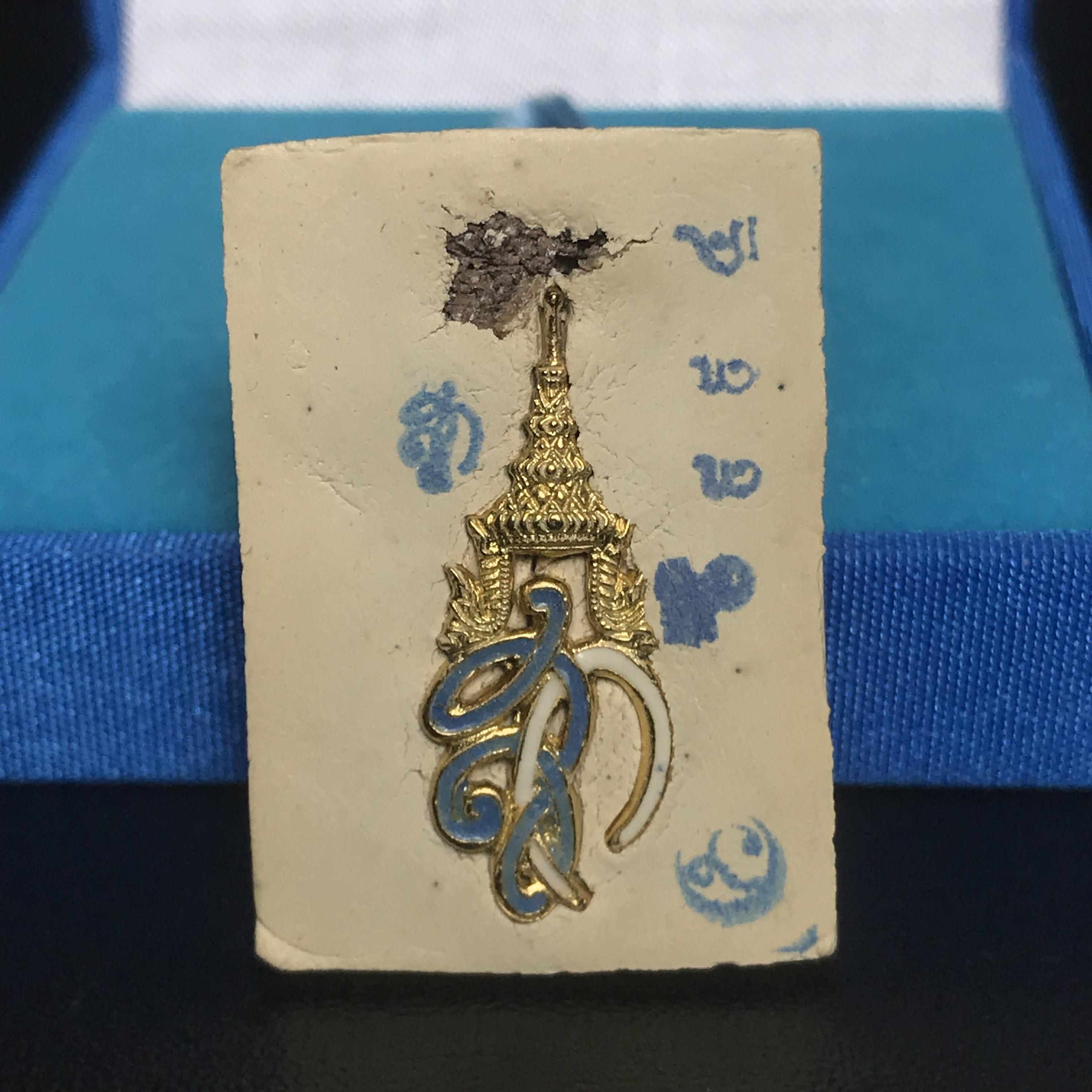 หลวงพ่อทวด รุ่น สก. วัดห้วยมงคล พิมพ์สี่เหลี่ยมใหญ่ หลังฝังชิ้นเนื้อบางขุนพรม กรรมการสามโค๊ต(ตอกเลข) เนื้อขาวผสมผงเก่าบางขุนพรหม รุ่น2(1ใน 999องค์)