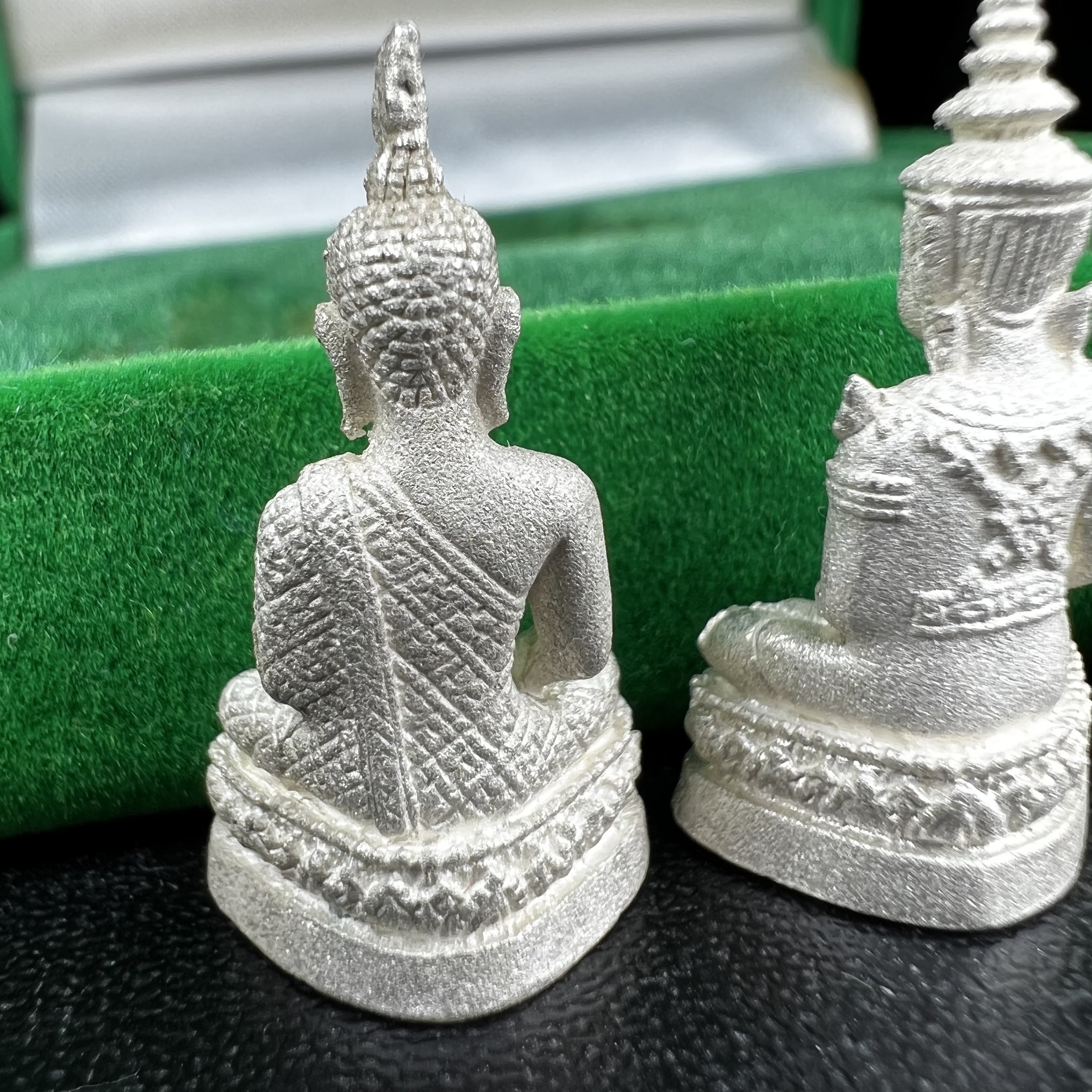 พระแก้วมรกต สธ. วัดบวรนิเวศวิหาร พ.ศ.2538 รูปเหมือนลอยองค์พระแก้วมรกต ชุดเงินบริสุทธิ์ ทรงเครื่อง 3 ฤดู (มีโค็ด หมายเลขกำกับชุดที่ 1396)พิมพ์ใหญ่ 3 องค์ 3 ฤดู ร้อน ฝน หนาว(1 ใน 2000 ชุด)หายาก