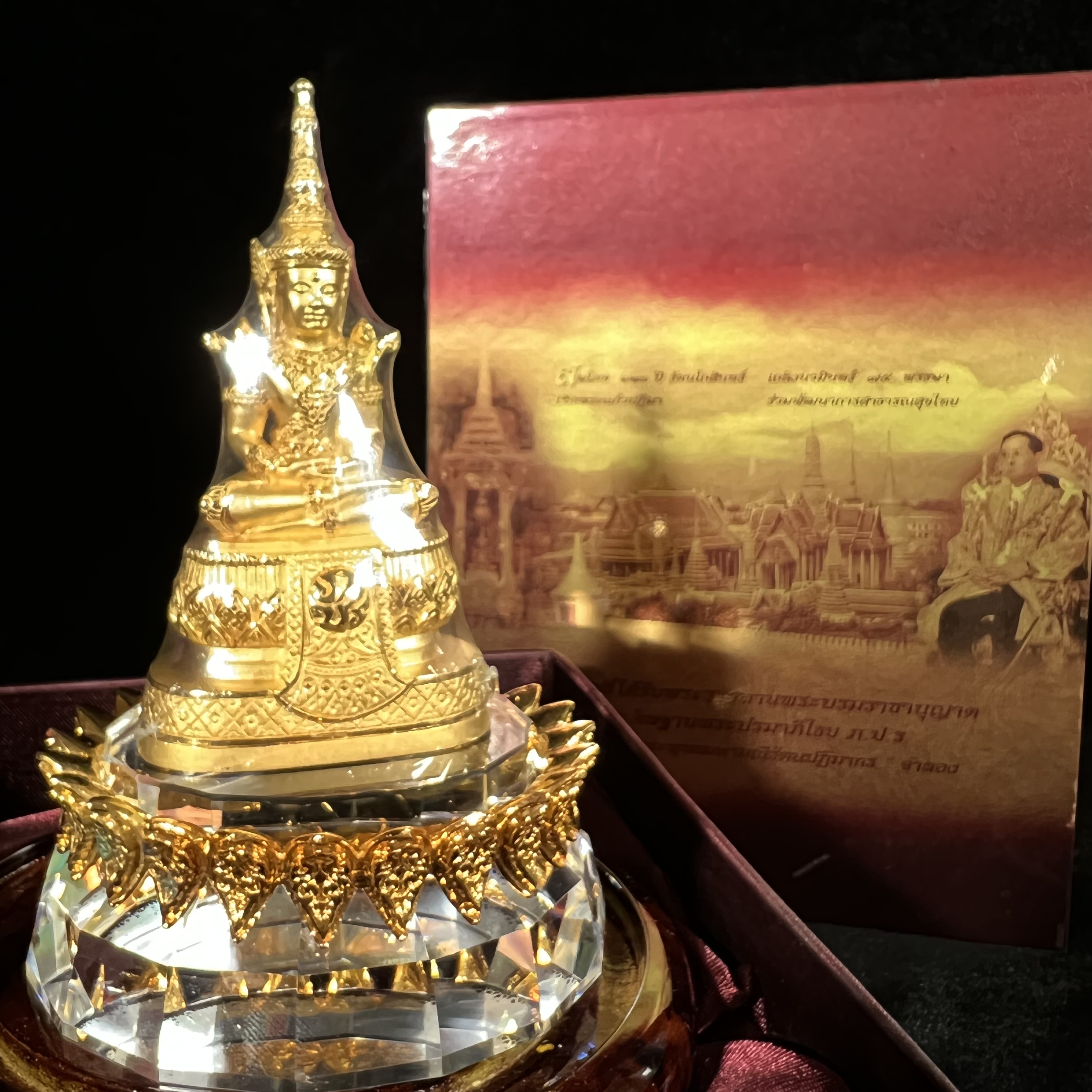 พระแก้วมรกต ภปร.(รุ่นแรก) ปี2545 รุ่นฉลองกรุงรัตนโกสินทร์ครบ 220 ปี หล่อลอยองค์ เนื้อทองคำบริสุทธิ์99.99% ขนาดบูชา 50*90 มม. พร้อมฐานวางครอบแก้วเดิมกล่องบรรจุเดิมครบสมบูรณ์(สวยงามและหายากมาก)(1ใน1000องค์)