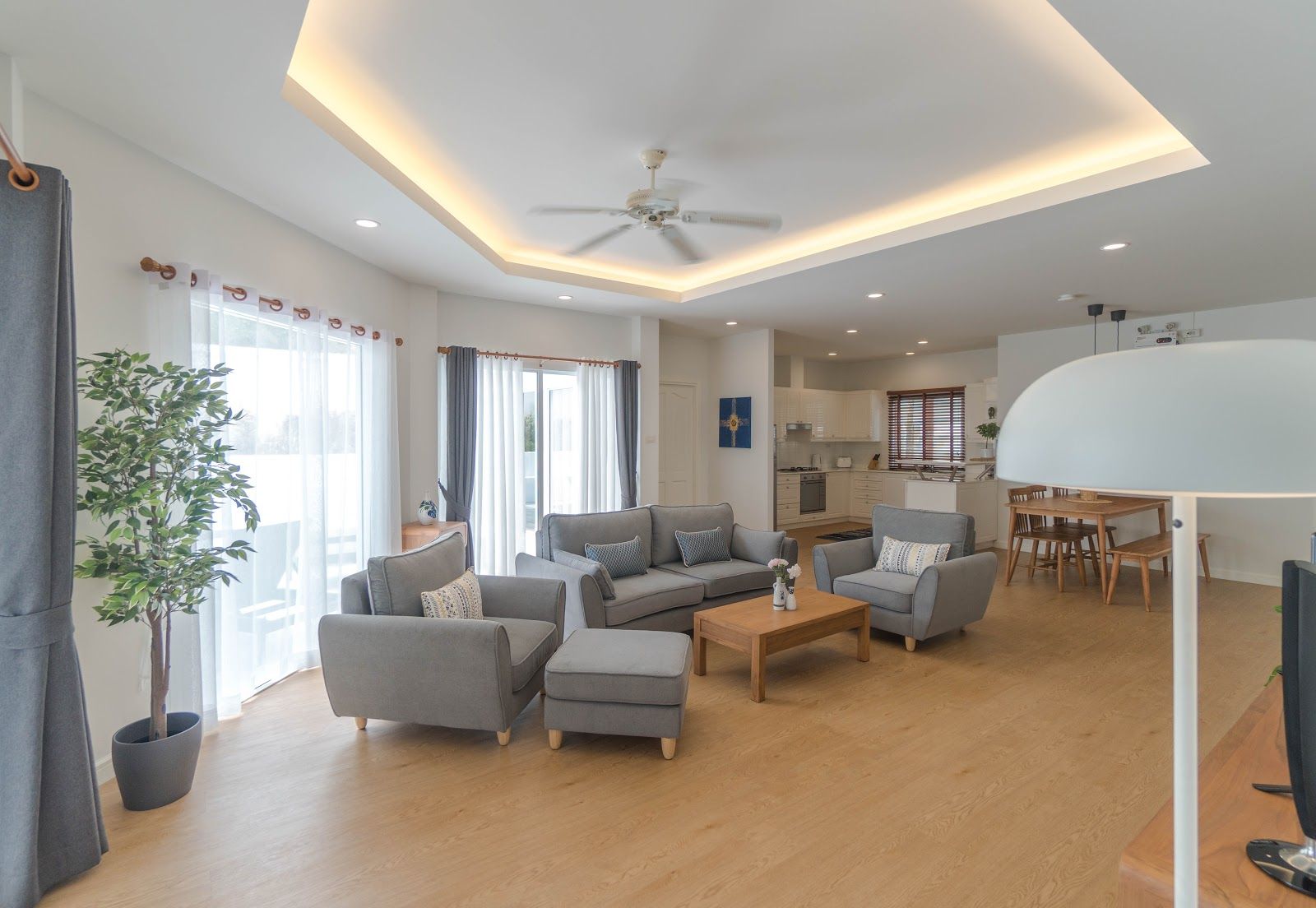 For Rent : Rawai, Jacuzzi Pool Villa, 4 bedrooms 4 Bathrooms, Pool view.