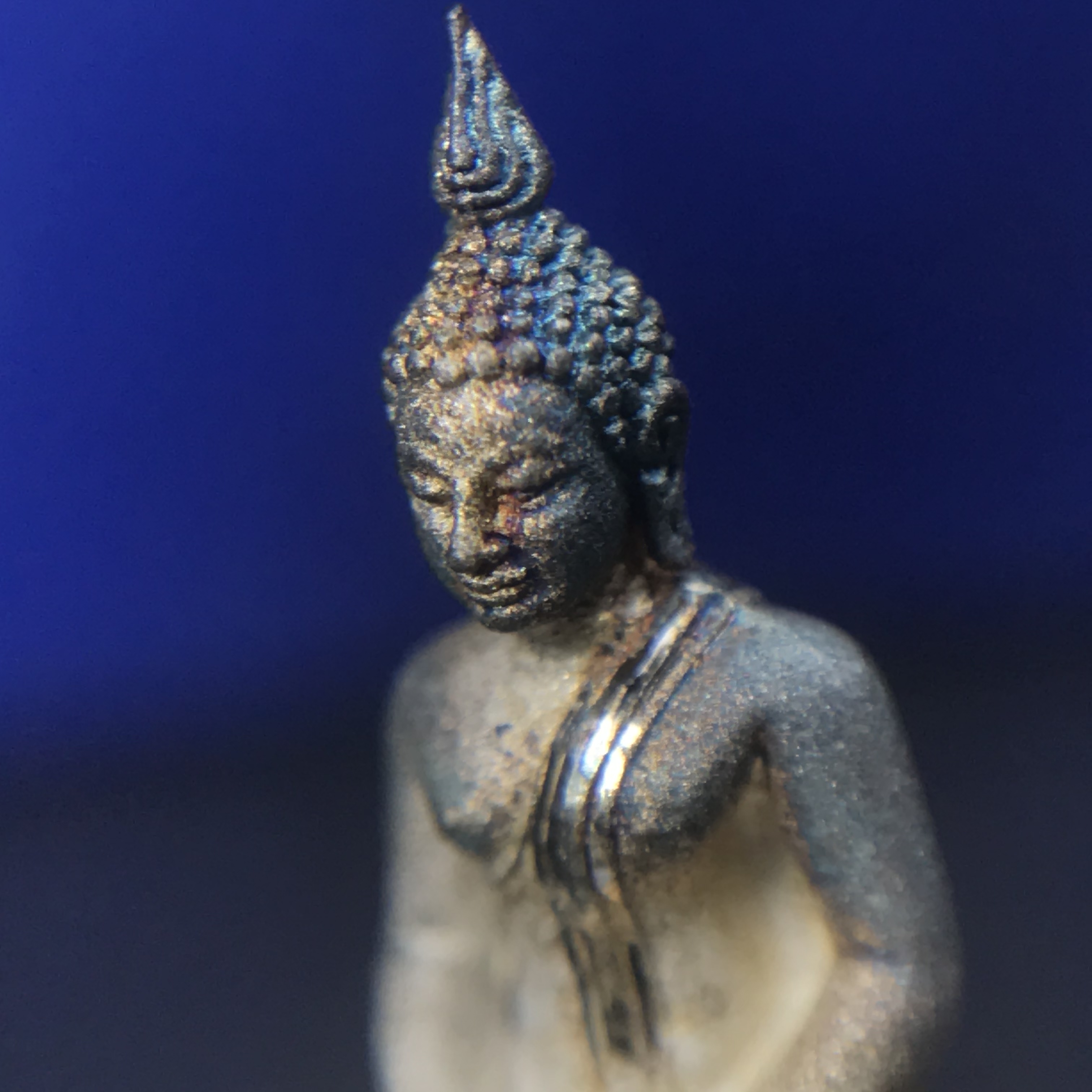 พระชัยวัฒน์พุทธสิหิงค์ ภปร. รุ่นสร้างหอพระธรรมศาสตร์ ปี2542 เนื้อเงิน(ผิวเดิม ขึ้นสีรุ้งธรรมชาติ แบบนิยม) มหาพิธี 3วาระอันยิ่งใหญ่