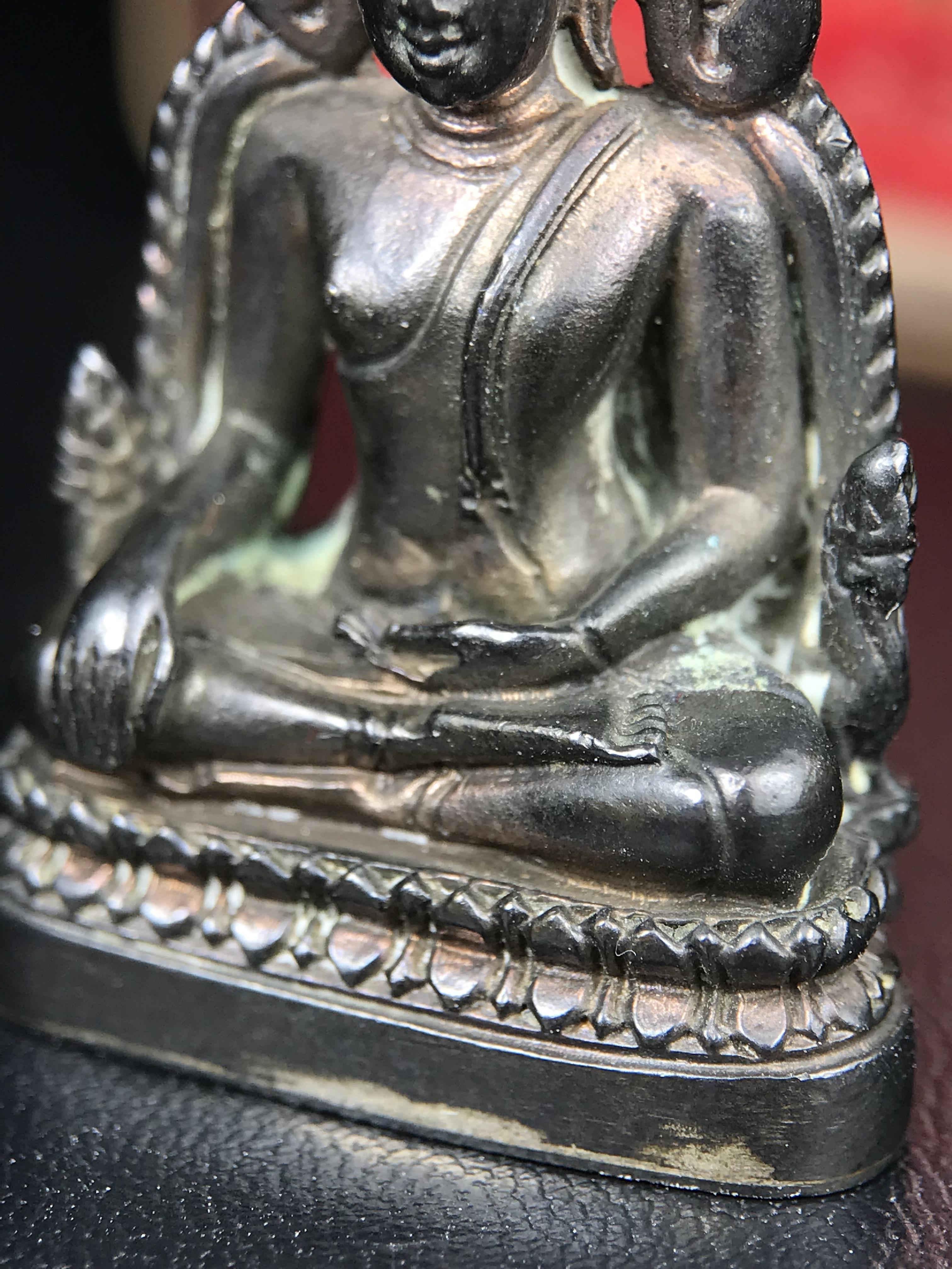 พระพุทธชินราชอินโดจีนมหาจักรพรรดิ อนุสรณ์ 100 ปี พิษณุโลกพิทยาคม (โรงเรียนชาย) พิธีจักรพรรดิมหาพุทธาภิเษก ปี 2542 เนื้อนวโลหะ(เต็มสูตรแก่ทองคำ) พิธีใหญ่มวลสารดีเกจิอาจารย์ยอดนิยมร่วมปลุกเสก*** ตอกโค้ดและหมายเลข*** 1 ใน 999 องค์ ยอดนิยมหายาก