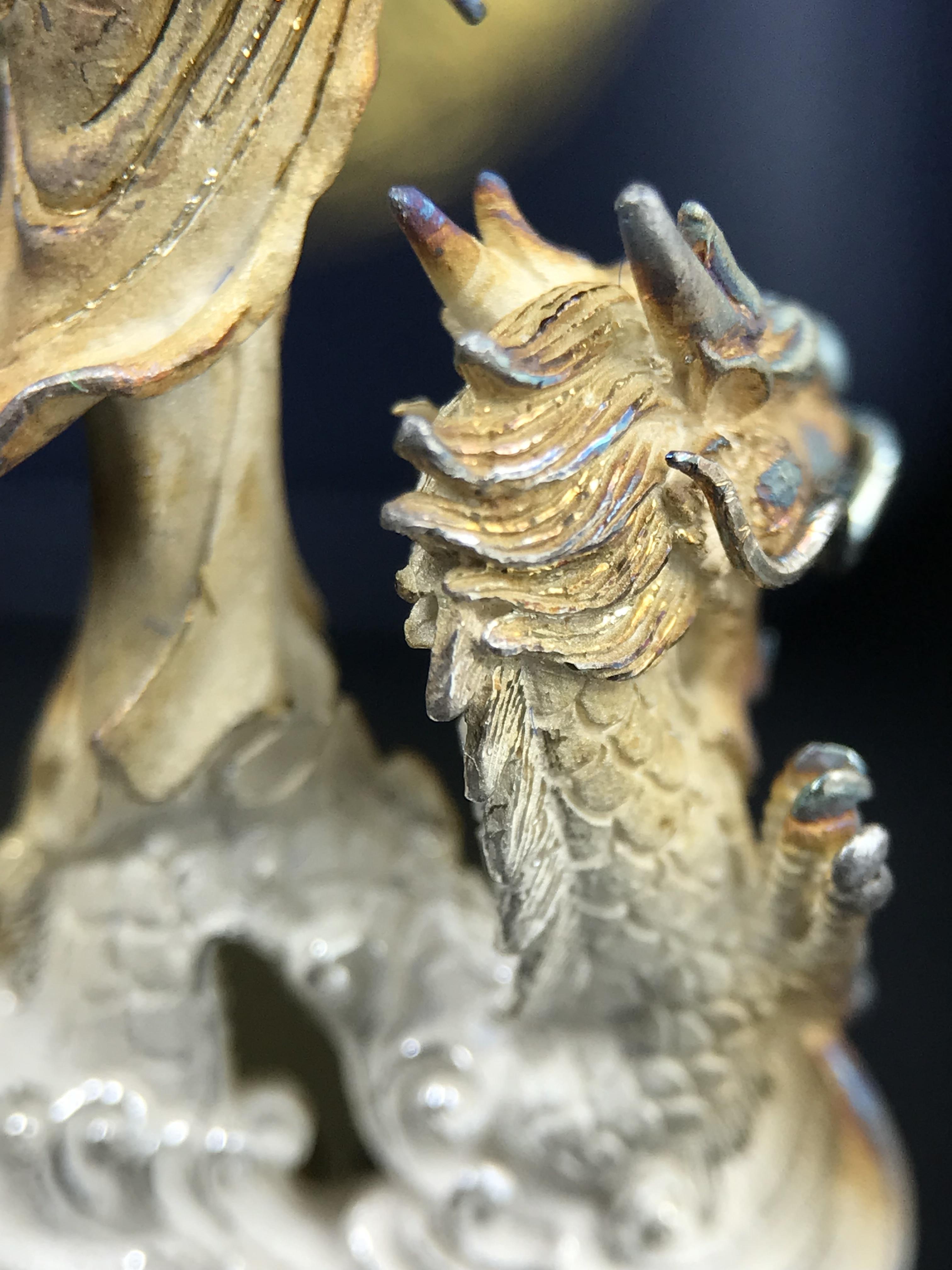 รูปหล่อลอยองค์พระโพธิสัตว์กวนอิม ทรงประทับมังกร จ.ระนอง ปี 2539 เนื้อเงิน พิมพ์ใหญ่(ผิวรุ้งไฟ)(สภาพผิวเดิมขึ้นสีรุ้งธรรมชาติสวยแบบนิยม)(เสน่ห์พระเนื้อเงินสีสันที่ธรรมชาติสรรค์สร้าง)เฉลิมฉลองในวโรกาสที่พระบาทสมเด็จพระเจ้าอยู่หัวทรงครองสิริราชสมบัติครบ50ปี