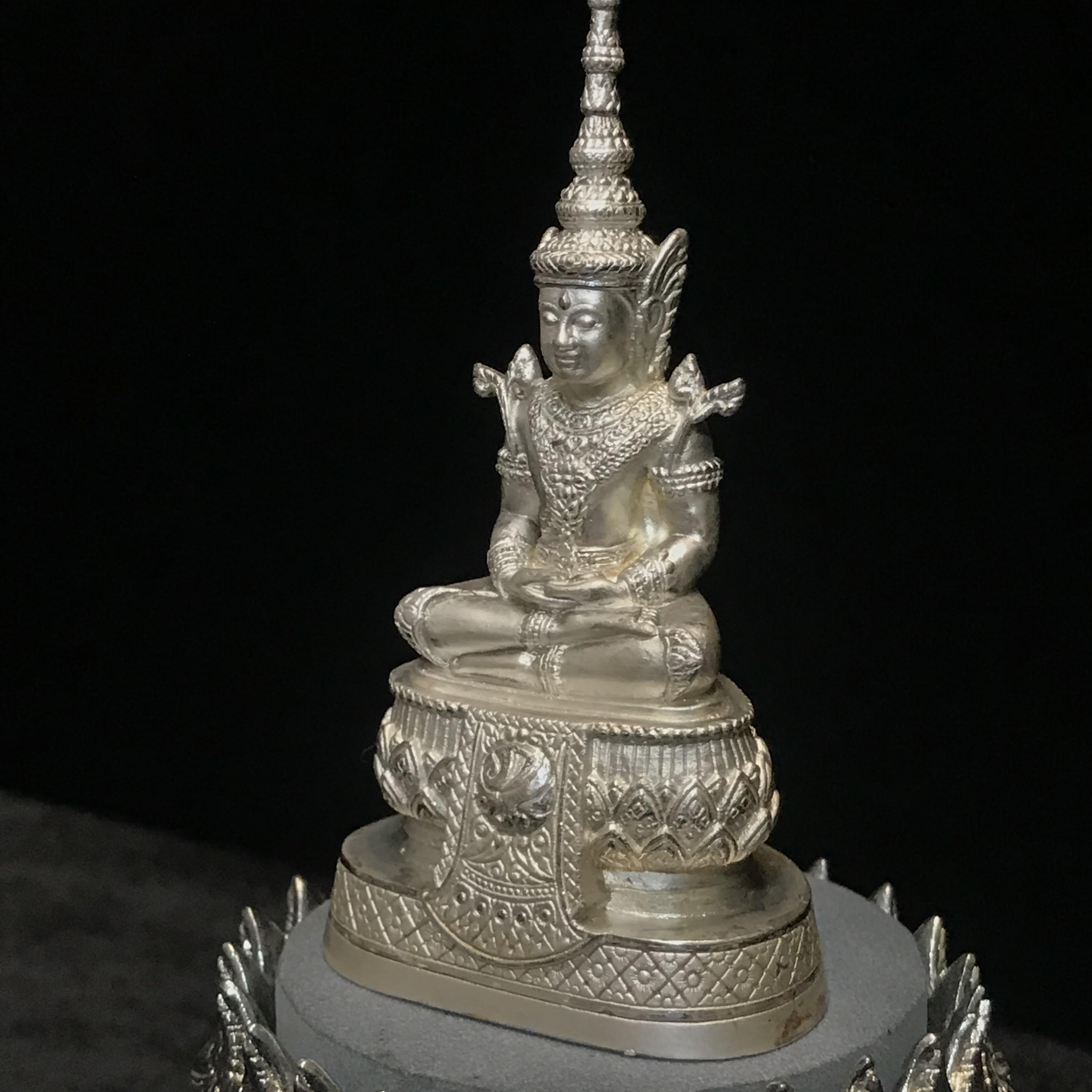 พระแก้วมรกต ภปร.(รุ่นแรก) ปี2545 รุ่นฉลองกรุงรัตนโกสินทร์ครบ 220 ปี หล่อลอยองค์ เนื้อเงิน ขนาดบูชา 50*90 มม. พร้อมฐานวางครอบแก้วเดิม(สวยงามและหายากมาก)