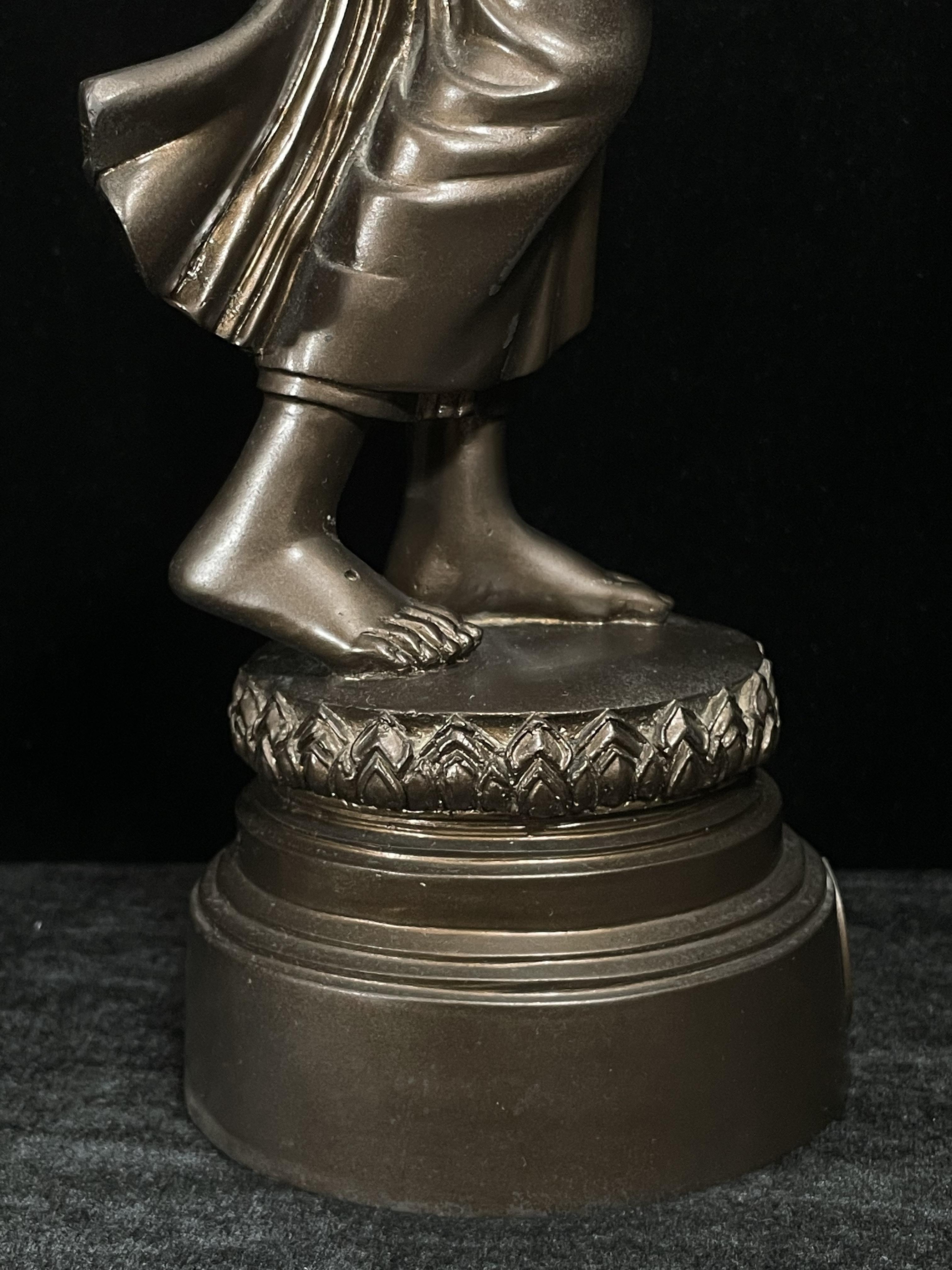 พระบูชา 25พุทธศตวรรษ พระศรีศากยะทศพลญาณ ประธานพุทธมณฑลสุทรรศน์ ปี2530 ตราสัญลักษณ์ ในมหาวาระพระชนมพรรษา ครบ 5 รอบ 60 พรรษา เมื่อ 5 ธันวาคม ปี 2530 หมายเลข (๑๕)๔๐๕ (เลขสวยผลรวมได้ 9 เจริญก้าวหน้าในทุกๆด้าน) ขนาดความสูง 15 นิ้ว รวมฐานสูง 18 นิ้ว(นิยมหายาก)