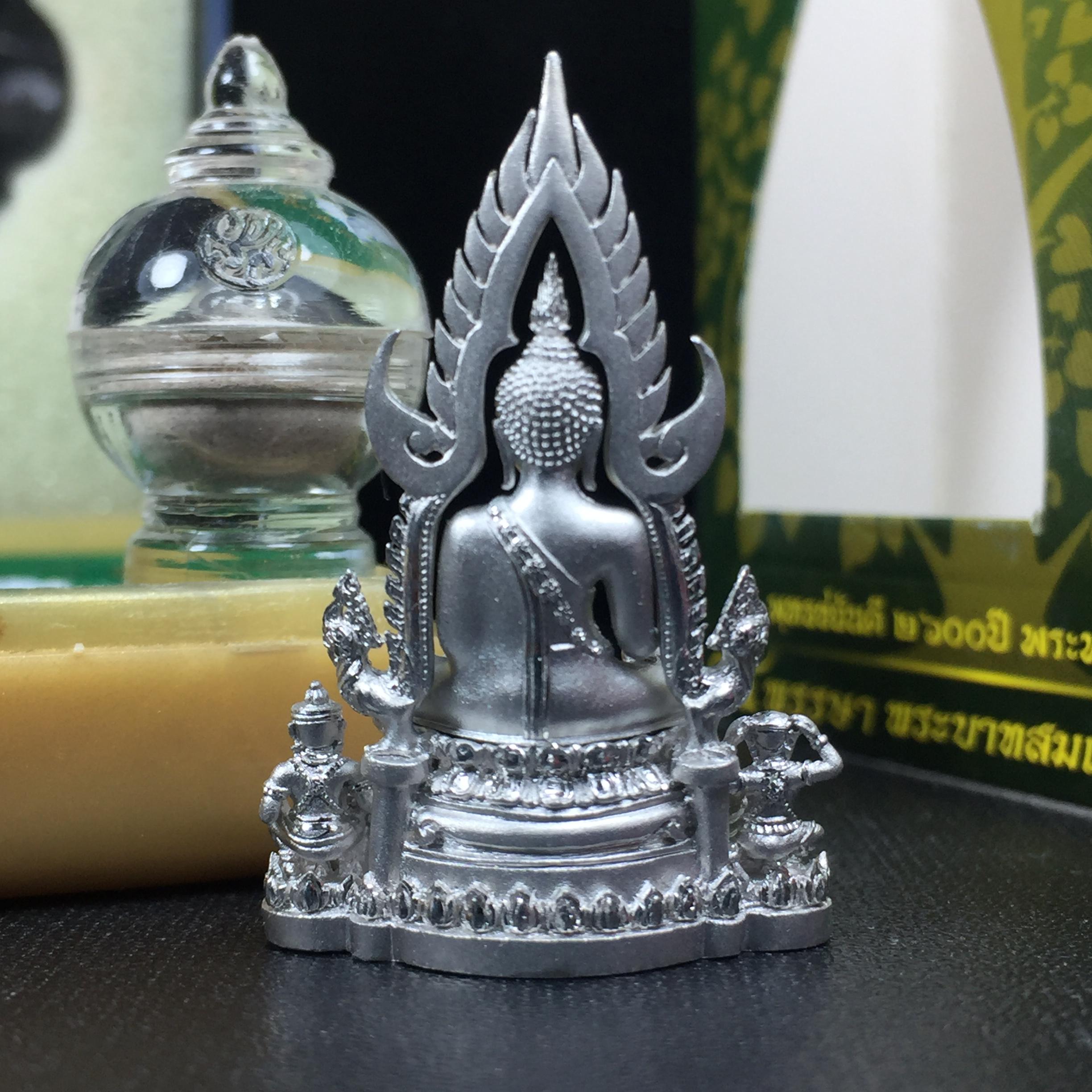 พระพุทธชินราช(จำลอง) ภปร. 84 พรรษา เนื้อเงินชุบทองคำขาว พิมพ์กลางขนาดหน้าตัก 1/2 นิ้ว(1ใน5000องค์) )(พระราชทานมวลสาร จิตรลดาและเส้นพระเจ้า(เส้นผม)รัชกาลที่9)