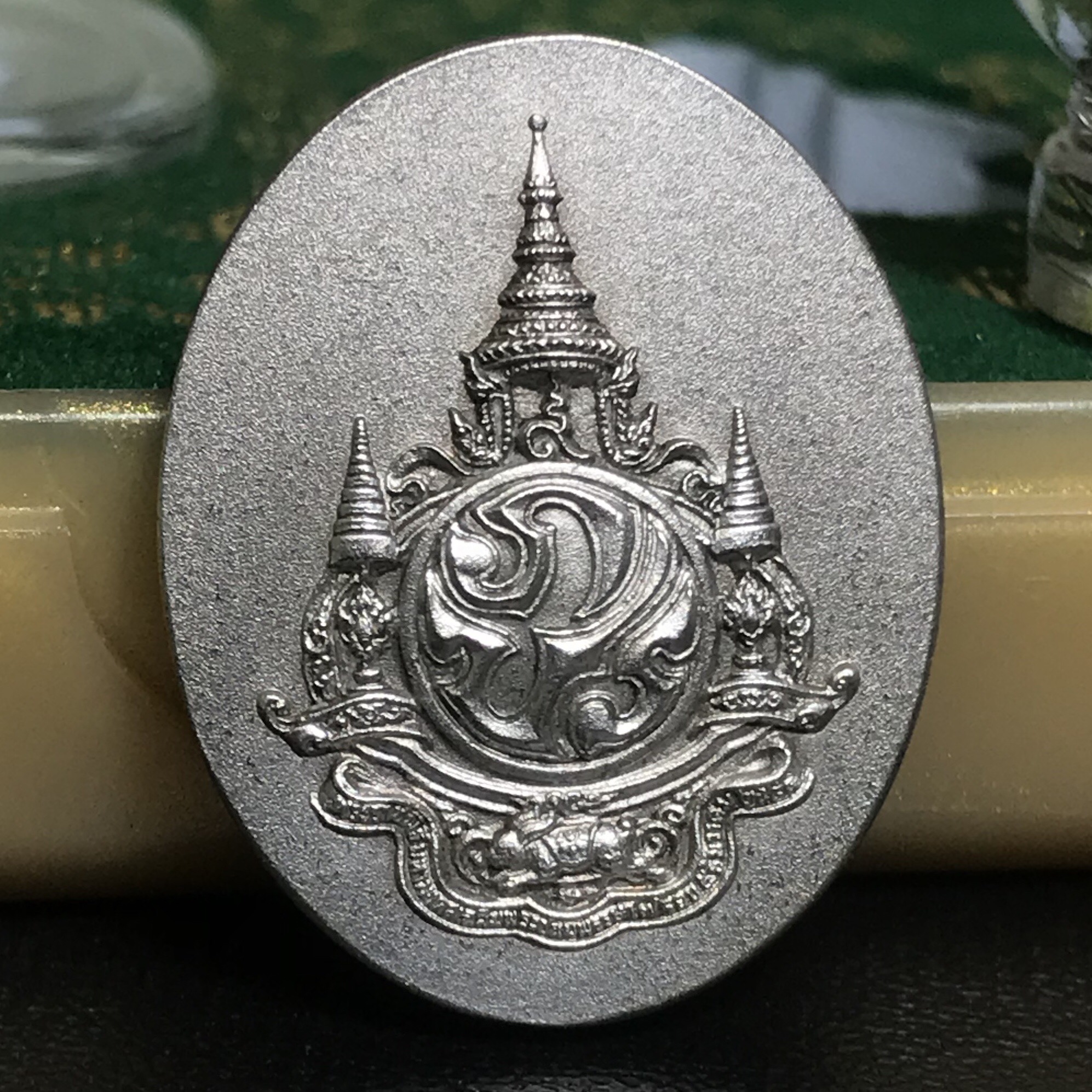 เหรียญพระบรมรูปหล่อพระบาทสมเด็จพระเจ้าอยู่หัว 84 พรรษา เนื้อเงินรมดำขัดวินอล พิมพ์เล็ก(20*25 มม.)(บรรจุมวลสาร จิตรลดา เส้นเกษา(เส้นผม)รัชกาลที่9 พระราชทาน)