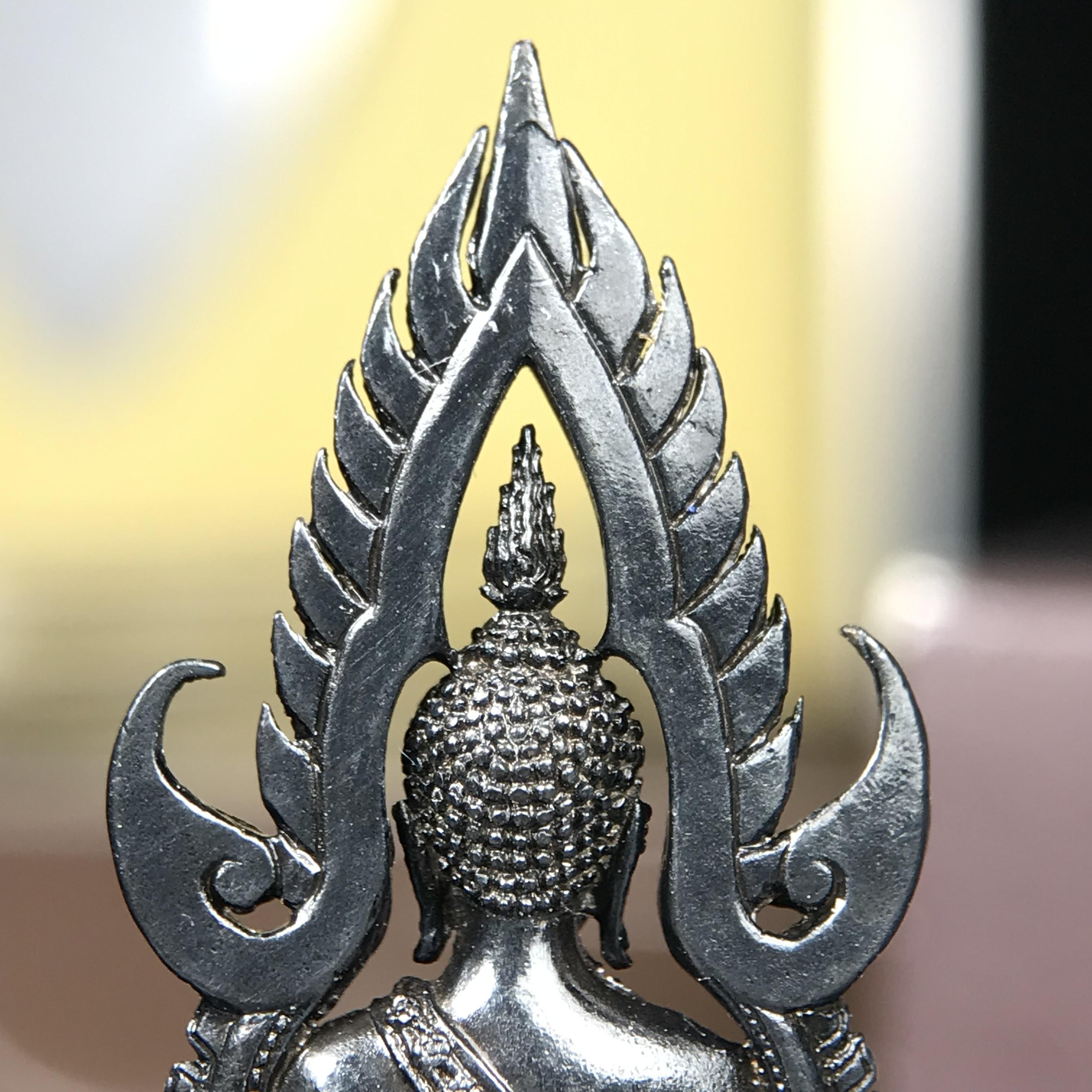 พระพุทธชินราช ภปร. โครงการ "เพราะแผ่นดินนี้ คือ แผ่นดินเกิด" ปี2548(รุ่นแรก) ลอยองค์ หน้าตัก 1/2 นิ้ว(ขนาด 3.5 x 2.5 ซม.) เนื้อเงินรมดำ(พุทธศิลป์จำลองเมื่อครั้งลอกทอง ครั้งที่3 เมื่อปี2547 ร้อยปีจะมีสักครั้ง "พระพุทธชินราชองค์ดำ")