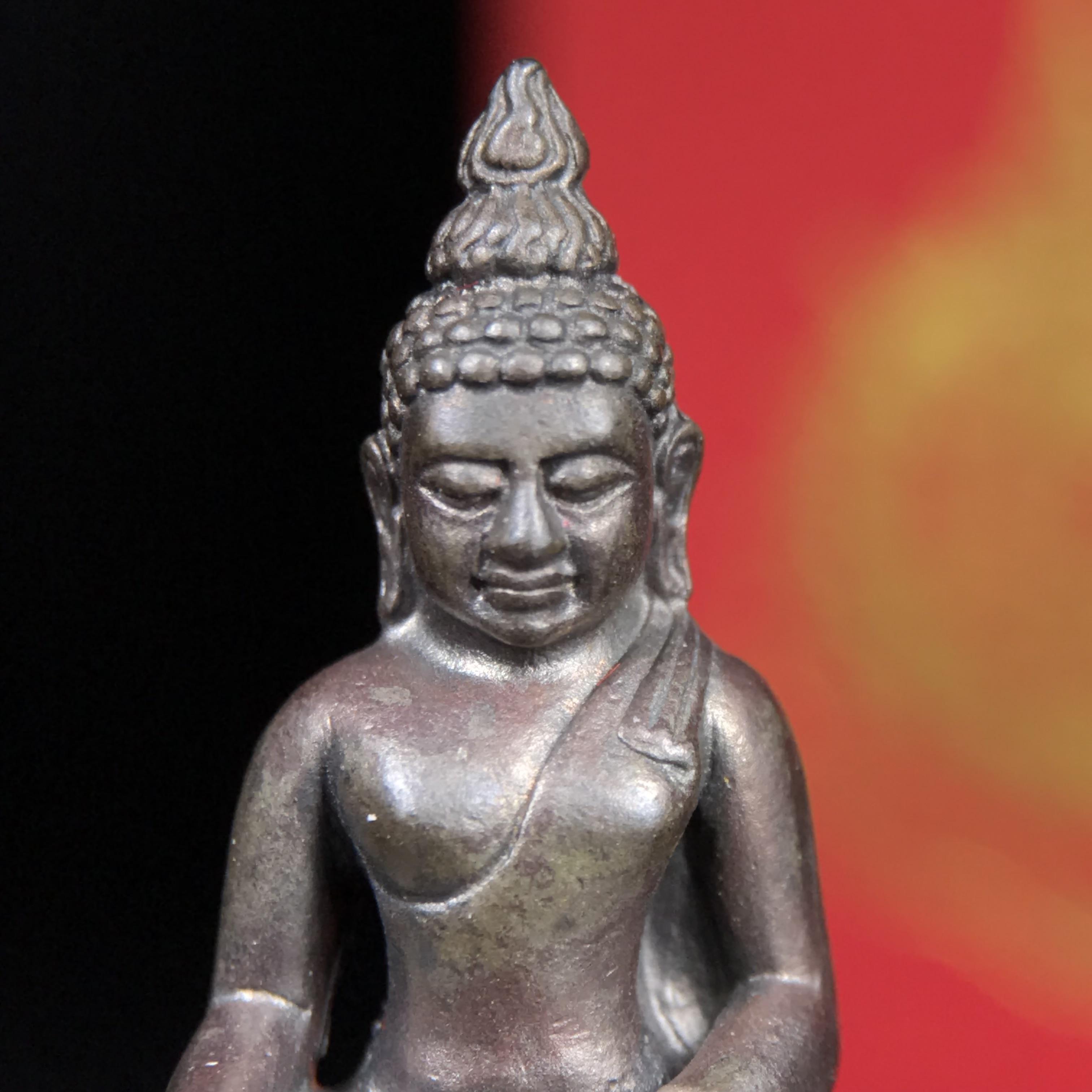 พระกริ่งไพรีพินาศ บรรจุเหล็กไหล ครั้งแรกและครั้งเดียวในประวัติศาสตร์ เฉลิมพระเกียรติ พระบาทสมเด็จพระเจ้าอยู่หัวรัชกาลที่9 พระชนมพรรษา 6 รอบ ปี2542 เนื้อนวโลหะผสมทองคำ(บรรจุเหล็กไหล)ดีนอก-ดีใน พิธีใหญ่ มวลสารเด่น (หายาก)