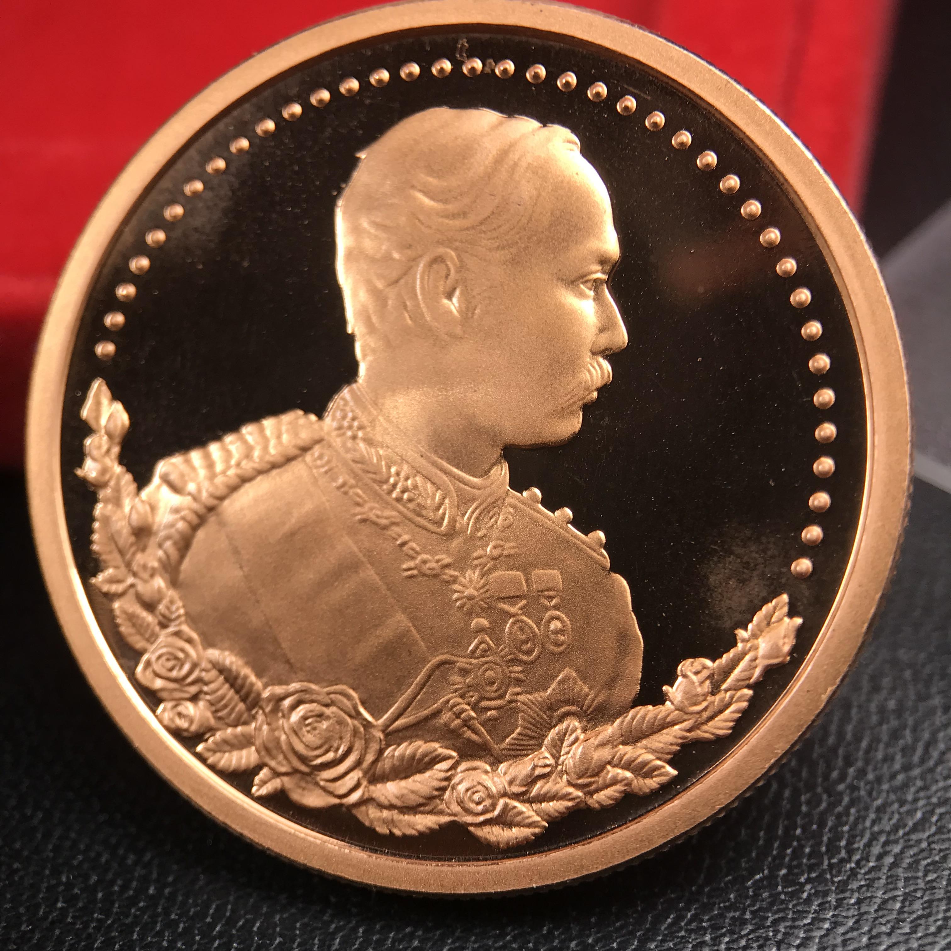 เหรียญรัชกาลที่ 5 หลัง 12 นักษัตริย์ รุ่นมหาลาภ ปี 2539 เนื้อทองแดงขัดเงา บล็อกนอก(เพิร์ธ)ออสเตรเรีย ขนาด 3.2 ซ.ม. กล่องบรรจุเดิมครบสมบูรณ์สวยงาม พิธีพุทธาภิเษก ณ.พระอุโบสถ วัดพระแก้ว สมเด็จพระญาณสังวร สมเด็จพระสังฆราช เป็นประธานพิธี