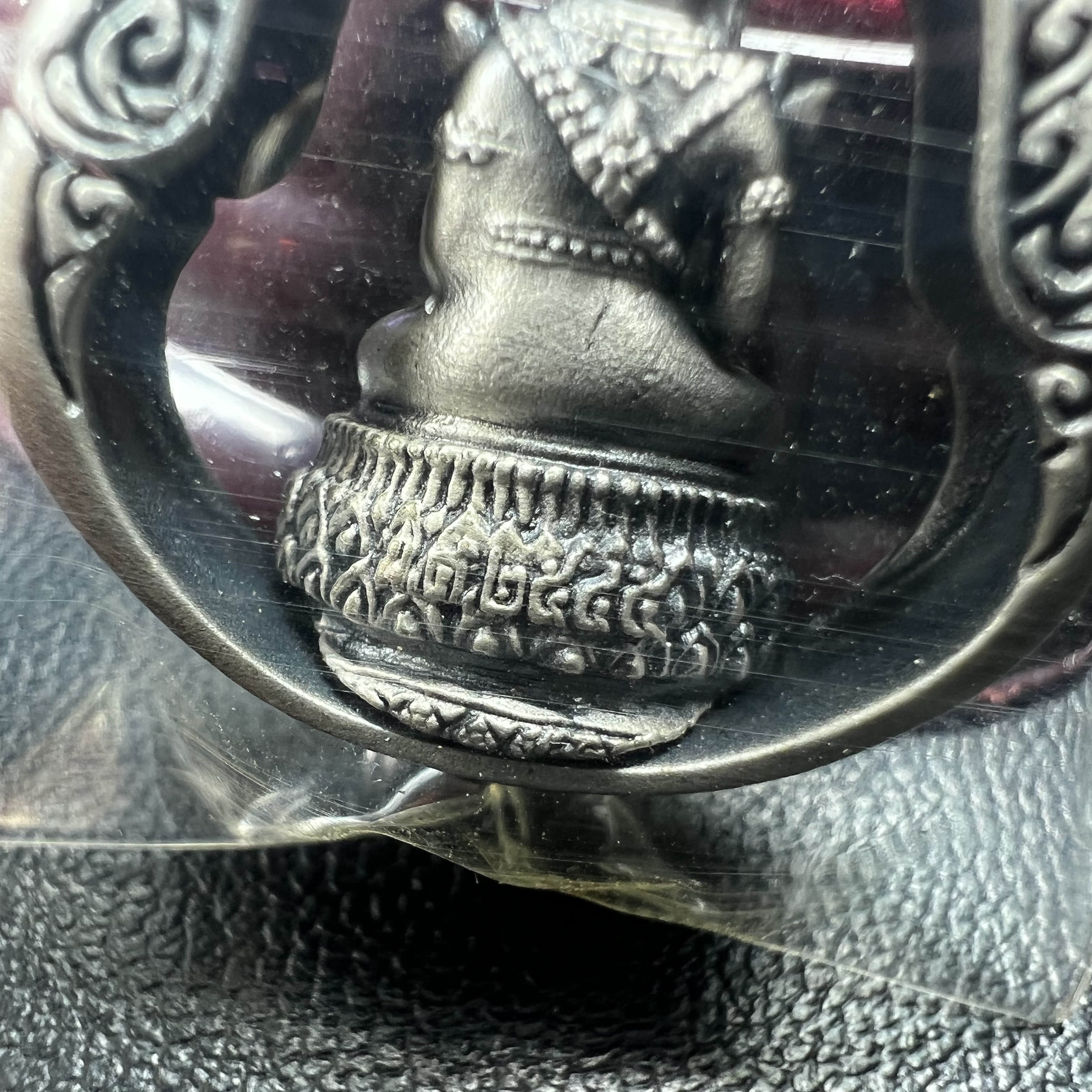 พระแก้วมรกต ภปร.(รุ่นแรก) ปี2545 รุ่นฉลองกรุงรัตนโกสินทร์ครบ 220 ปี พิมพ์ลอยองค์ทรงหยดน้ำ เนื้ออัลปาก้า ชุบเงินลงดำ ขนาด 18*27 มม. พร้อมครอบตั้งโชว์เดิม องค์พระซีนซองเดิม สวยครบสมบูรณ์