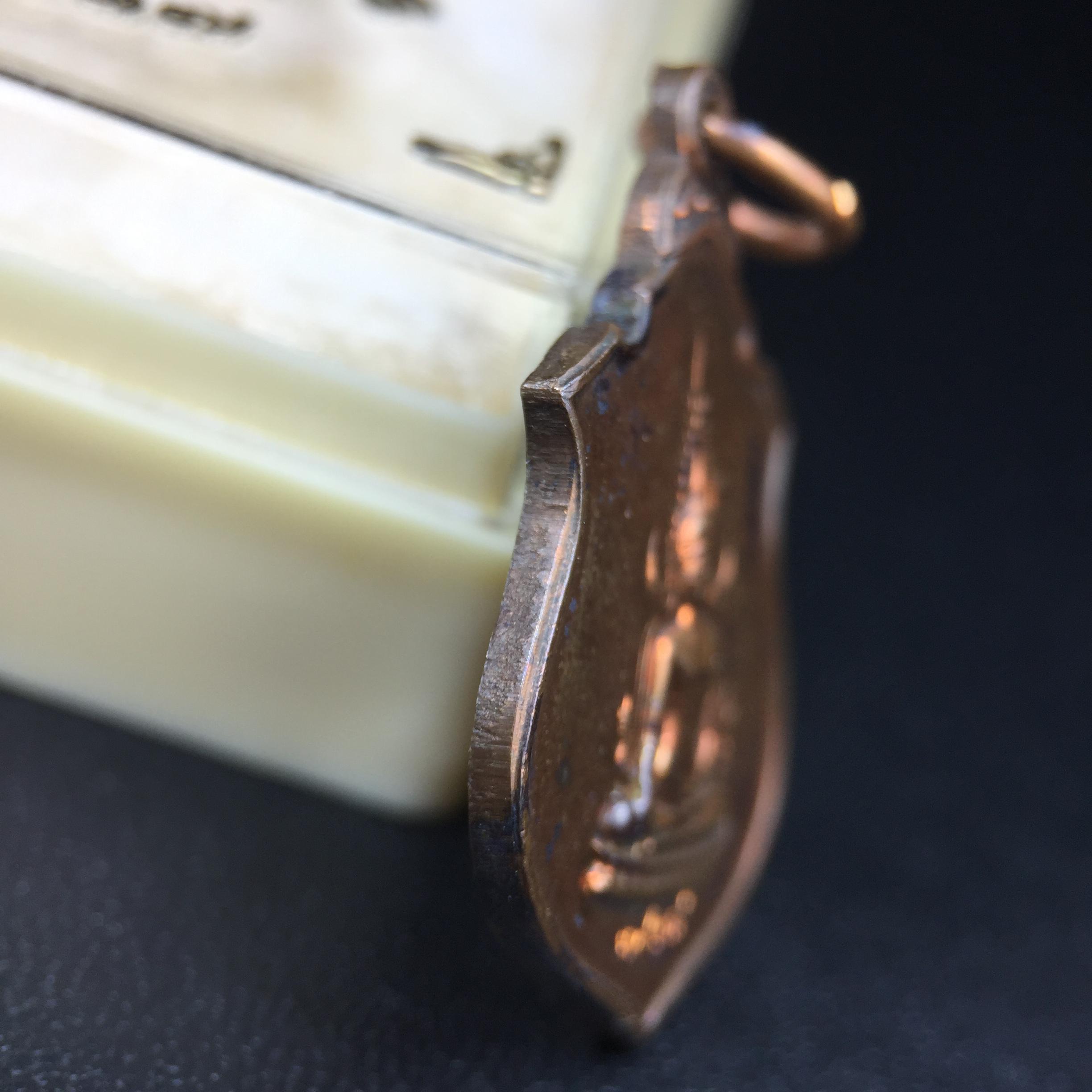 เหรียญในหลวงทรงผนวช-พระพุทธชินราช กองทัพภาคที่3จัดสร้าง ปี2517 เนื้อนวโลหะกล่องเดิม(สภาพคัดสวย)(หายาก)(ในหลวง ร.9 เสด็จในพิธี)(1ใน5000เหรียญ))