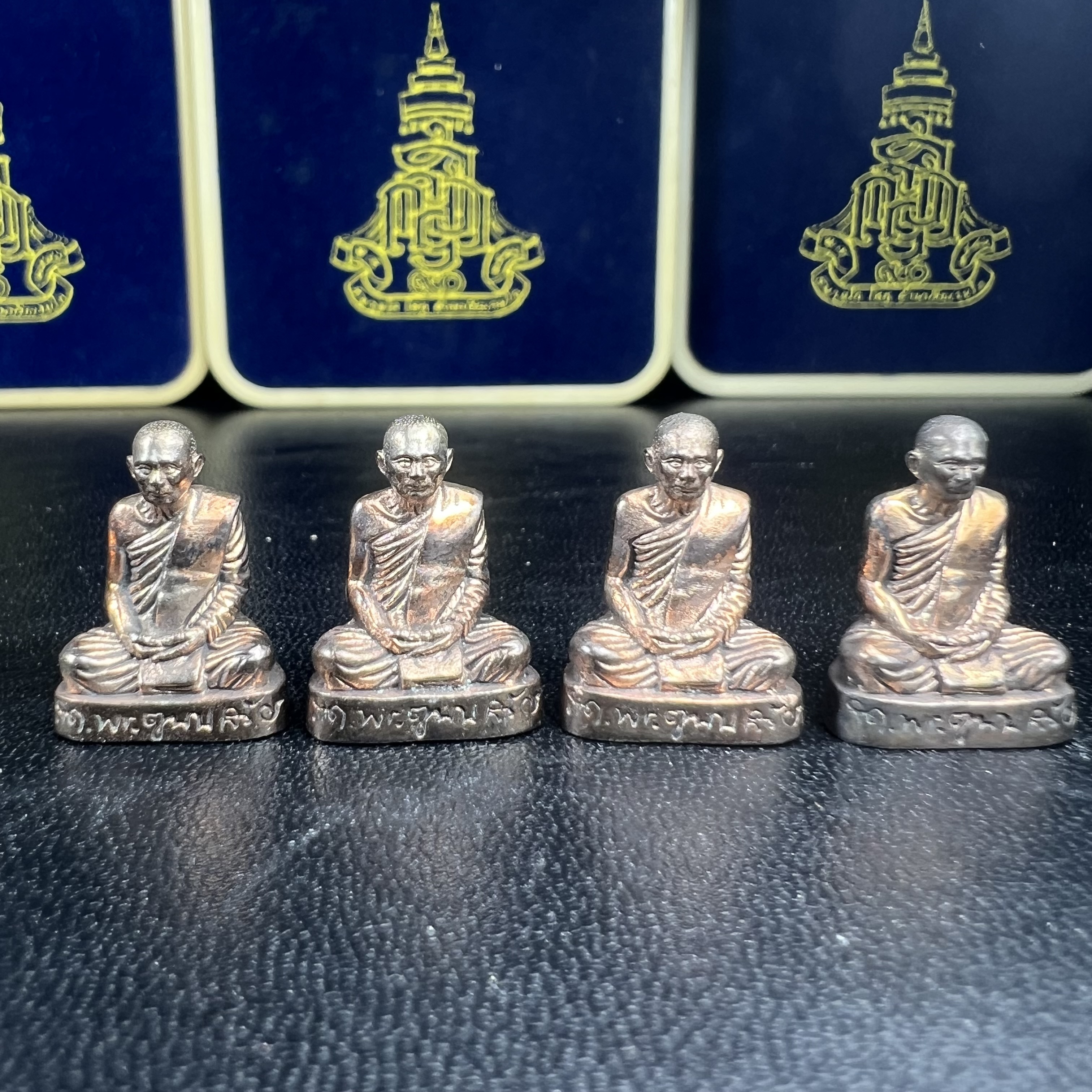 พระรูปเหมือนลอยองค์ สมเด็จพระสังฆราช วัดบวรนิเวศวิหาร รุ่น คชวัตร ปี2546 ที่ระลึกงานฉลองพระชนมายุ 90 พรรษา เนื้อนวโหละ (พิมพ์ใหญ่หน้าตัก 1.5ซม.+พิมพ์เล็กหน้าตัก1 ซม.)รวม1 ชุด 2 องค์