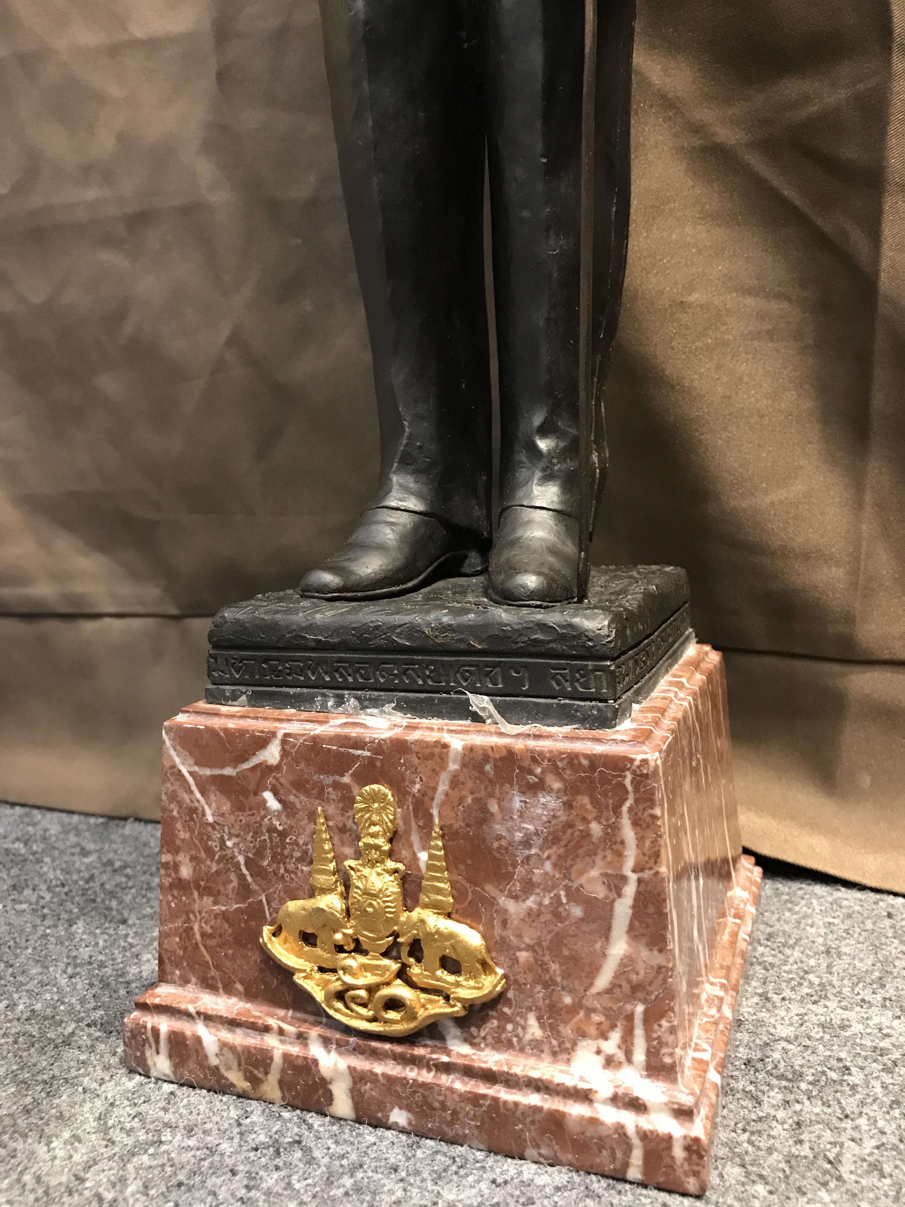 พระบรมรูปพระบาทสมเด็จพระเจ้าอยู่หัวรัชกาลที่9 เนื่องในวโรกาสที่ท่านเสด็จเถลิงถวัลย์ราชนสมบัติเป็นปีที่ 50 พุทธศักราช 2539 ( ปีกาญจนาภิเษก ) เนื้อสำริดนอก องค์ยืนบนฐานหินอ่อนพร้อมตราฉลองครองราชย์ ครบ50 ปี