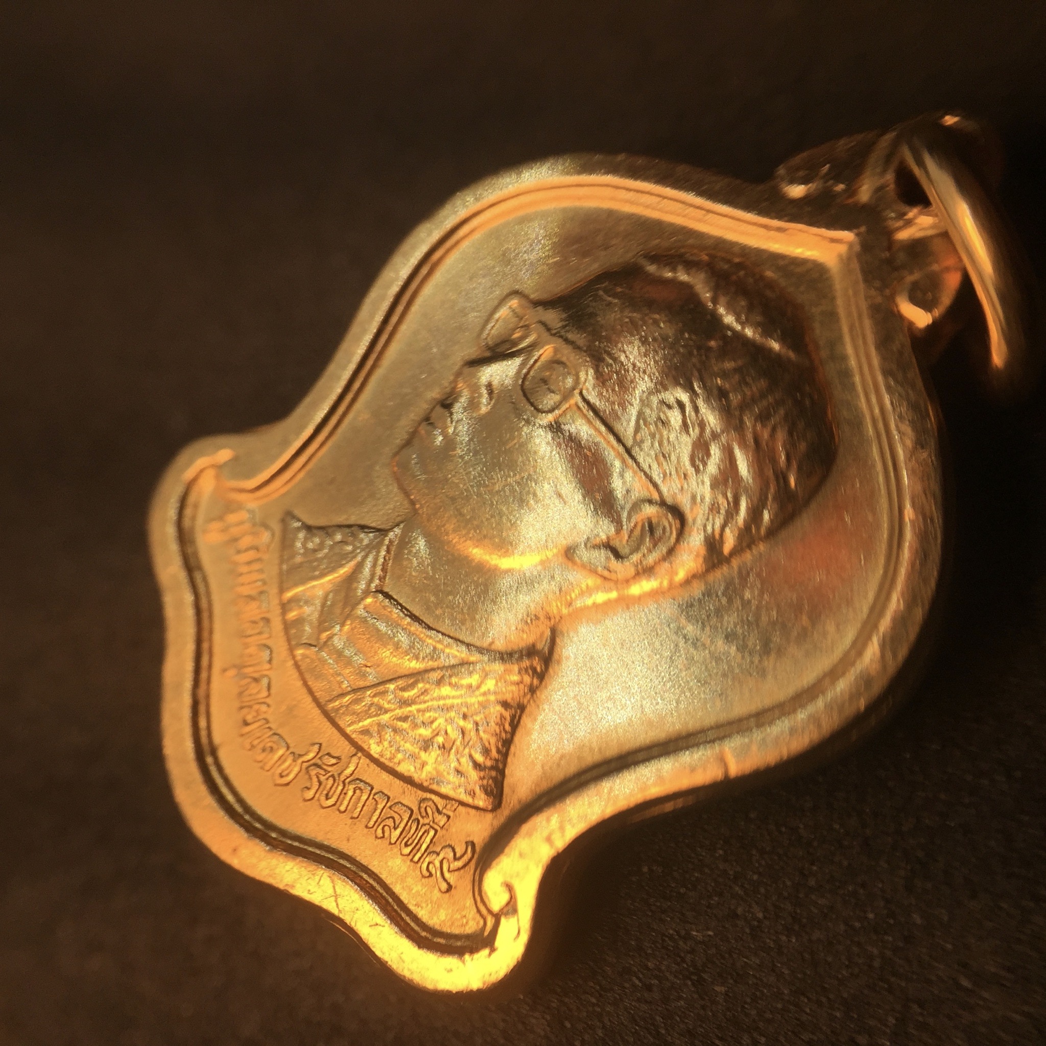 เหรียญที่ระลึกมหามงคลพระชนพรรษา 60 ปี 5 รอบ ปี2530 เนื้อทองคำ พิมพ์เล็ก ทรงเสมา(ระฆังคว่ำ)หายากสร้างน้อย