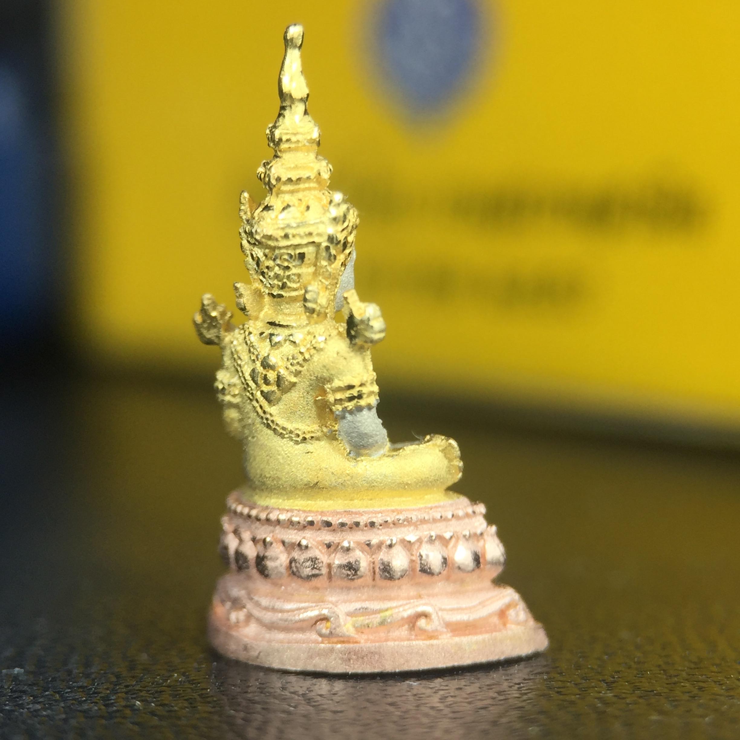 พระแก้วมรกต(จำลอง)ลอยองค์ ขนาดหน้าตัก 1/4 นิ้ว ทรงเครื่องฤดูร้อน เนื้อเงินสามกษัตริย์ ตราสัญลักษณ์ฉลองสิริราชสมบัติครบ 60 ปี พ.ศ.2549(สภาพสวย ครบ สมบูรณ์)