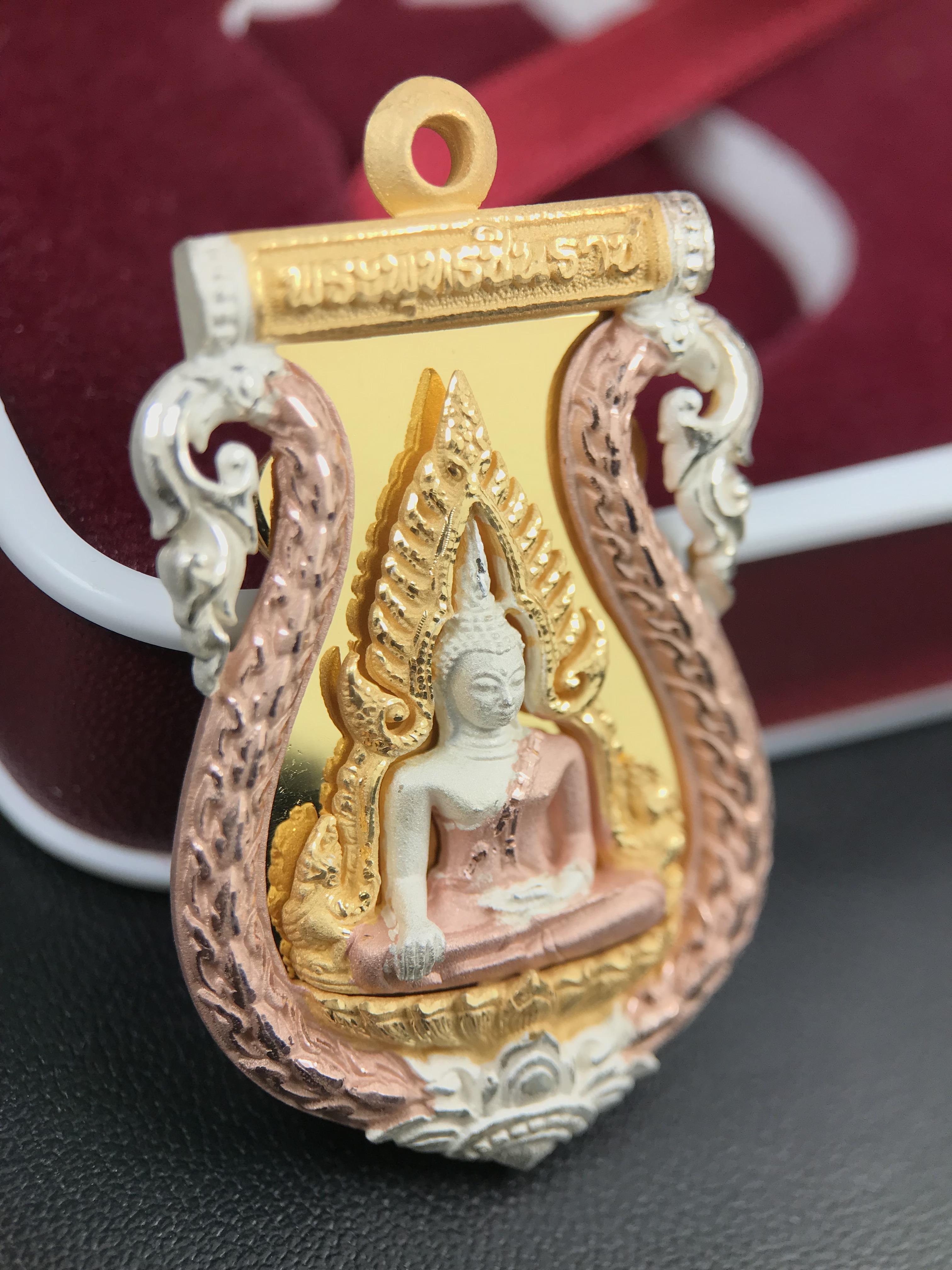 พระพุทธชินราช รุ่น ประวัติศาสตร์ มูลนิธิเพื่อตำรวจไทยจัดสร้าง ปี 2562 เนื้อเงินชุบสามกษัตริย์ขัดเงา พิมพ์เหรียญเสมาฉลุลาย พระพุทธชินราช อินโดจีน(ขนาดสูง 3.7ซม.(ไม่รวมห่วง))(สภาพสวยซีนซองเดิม กล่องบรรจุเดิมครบสมบูรณ์)(องค์หมายเลข 20)(1 ใน 999 เหรียญ)หายาก