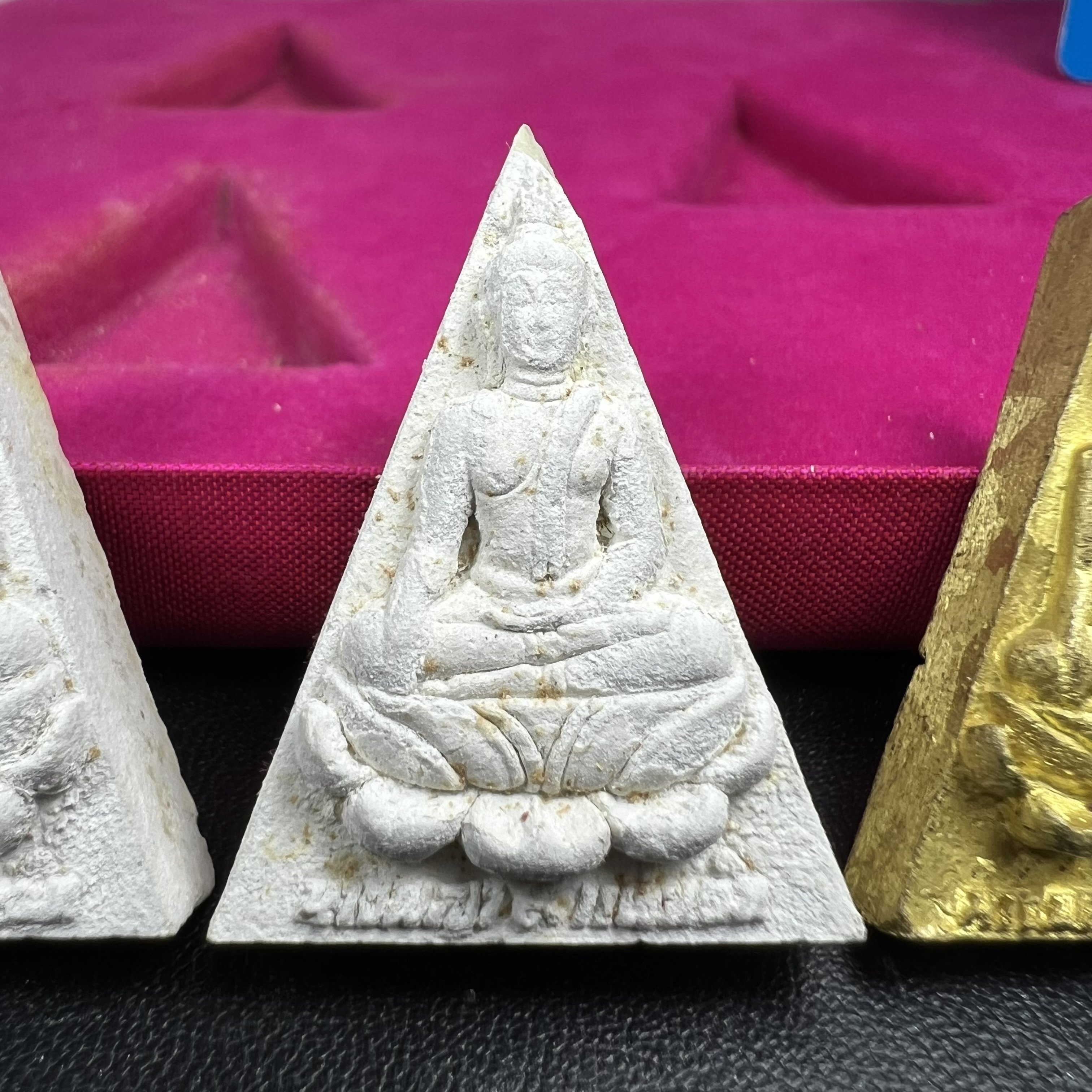 พระสมเด็จนางพญา 9 แผ่นดิน ชุด เบญจรัตนคุณ วัดอรุณราชวราราม จัดสร้างเนื่องในพระราชพิธีมหามงคลรัชกาลที่ 9 เฉลิมพระชนมพรรษา 6 รอบ 5 ธันวาคม 2542 ชุด เบญจรัตนคุณ ชุดหมายเลข ๓๐๙ (ชุดพิเศษพิมพ์กรรมการ 1 ใน 1000 ชุด)หายาก