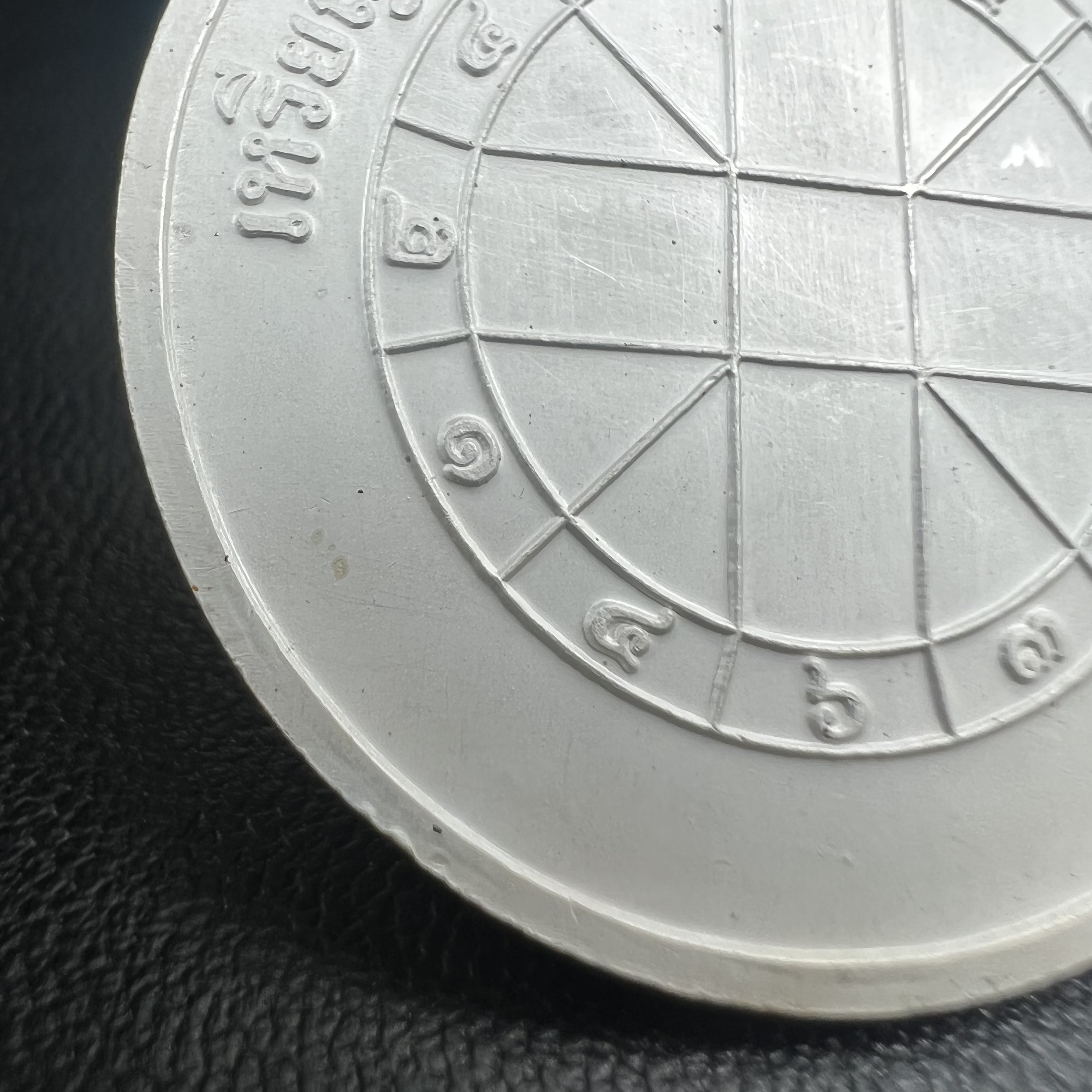 เหรียญหลวงพ่อโสธร รุ่นดวงชะตาคู่ชีวิต พิธีมหาจักรพรรดิตราธิราชครั้งยิ่งใหญ่ พิธีสวดนพเคราะห์เพื่อความเป็นสิริมงคล ปี 2547 ณ พระอุโบสถวัดโสธรวรารามวรวิหาร จ.ฉะเชิงเทรา เนื้อเงินลงยาราชาวดี ขนาด 3.2 ซม.พร้อมกล่องบรรจุเดิมสภาพสวยครบสมบูรณ์