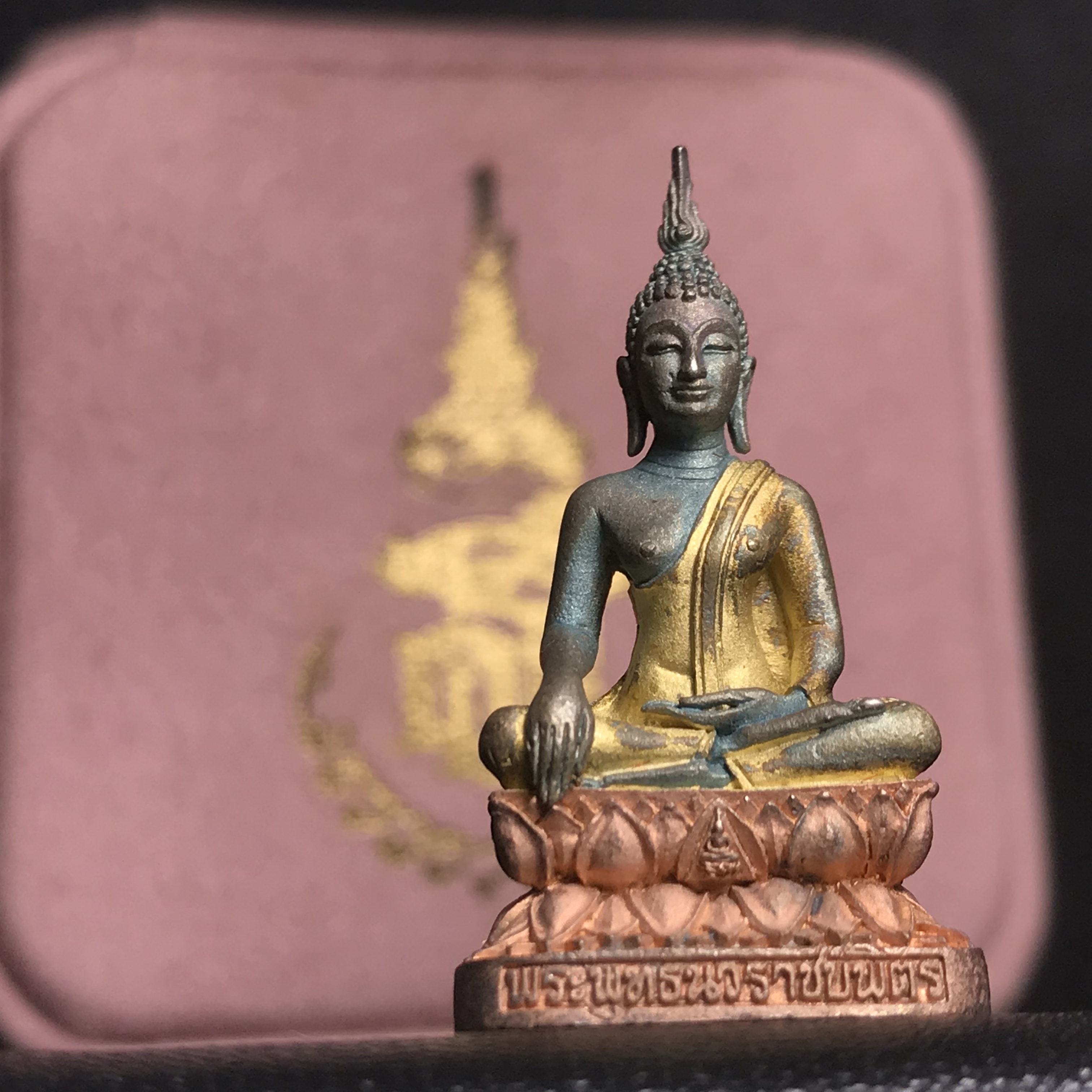 พระกริ่งพระพุทธนวราชบพิตร ครองสิริราชสมบัติครบ 50 ปี พ.ศ.2540 ชุดพระราชทาน(หายาก)เนื้อเงินสามกษัตริย์ผิวเดิมขึ้นสีรุ้งแบบนิยม