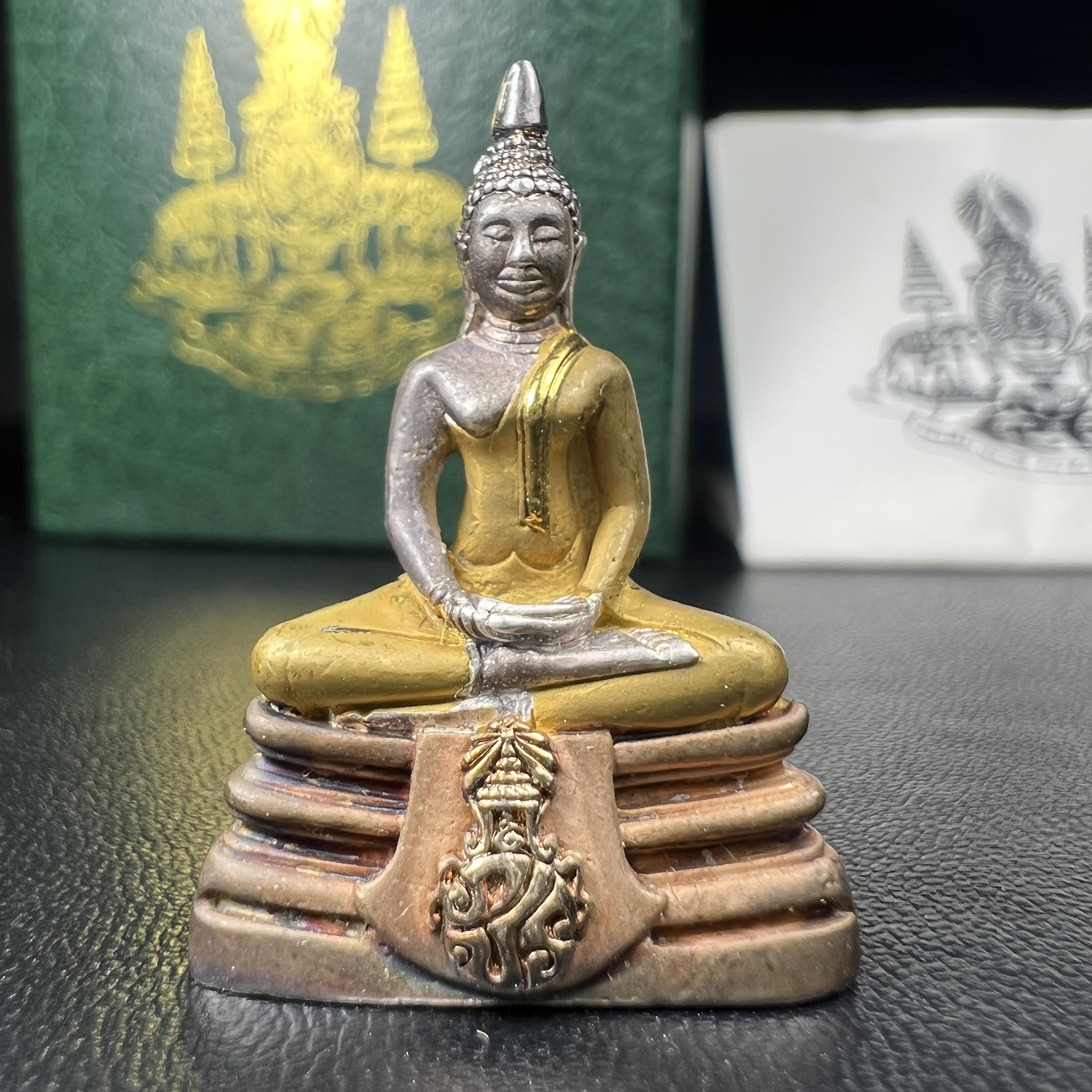 พระพุทธโสธร ภปร. รุ่นย้อนยุค สร้างพระอุโบสถ สมาคมชาวฉะเชิงเทรา จัดสร้าง ปี 2539 วโรกาสครองสิริราชสมบัติครบ 50 ปี เนื้อเงินสามกษัตริย์ทรายนวลขัดเงาบางส่วน(ผิวเดิม) พร้อมกล่องบรรจุและใบรับรองเดิม