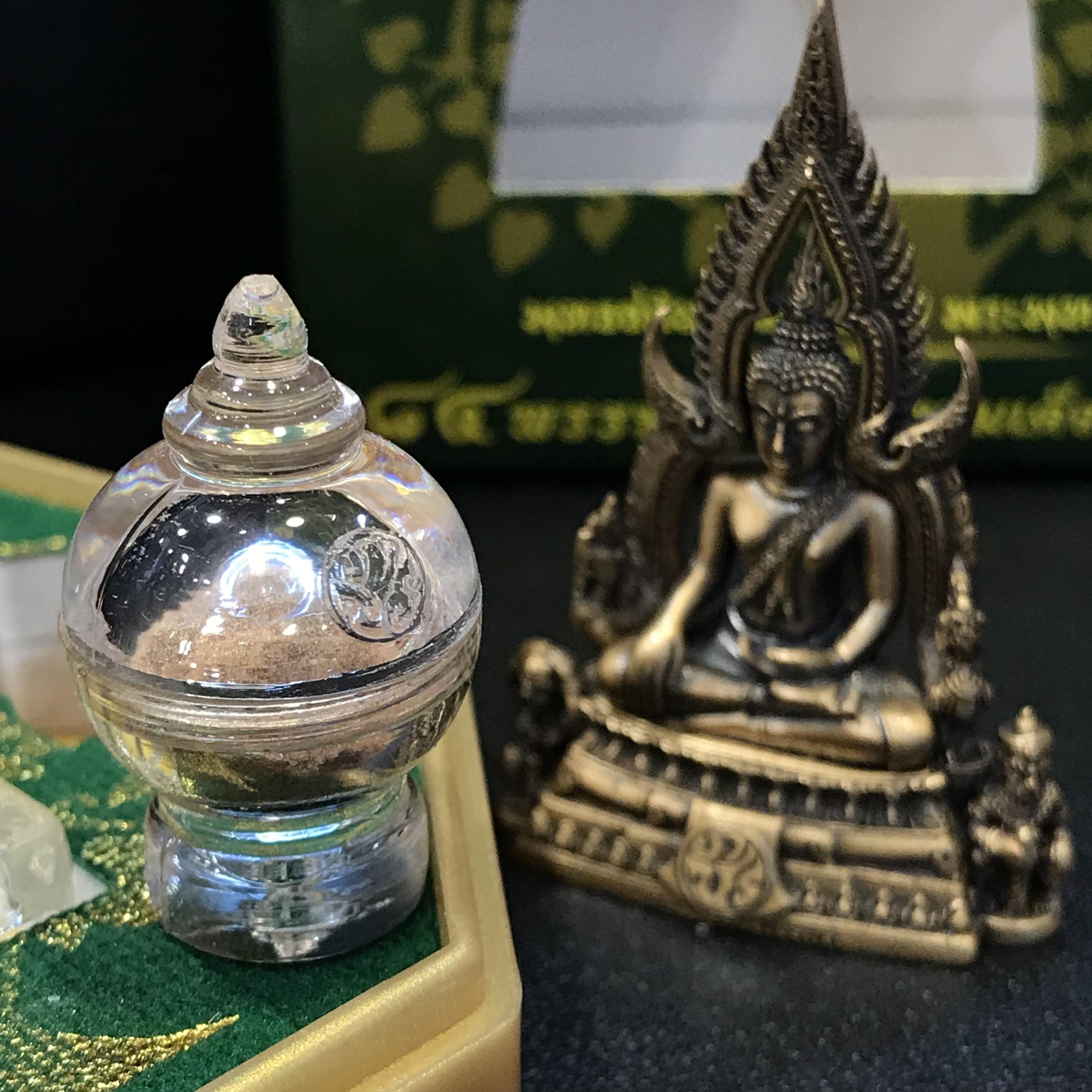 พระพุทธชินราช(จำลอง) ภปร 84 พรรษา เนื้อบรอนซ์รมดำซาติน พิมพ์ใหญ่ขนาดหน้าตัก 3/4 นิ้ว(1ใน5000องค์) )(พระราชทานมวลสาร จิตรลดาและเส้นพระเจ้า(เส้นผม))